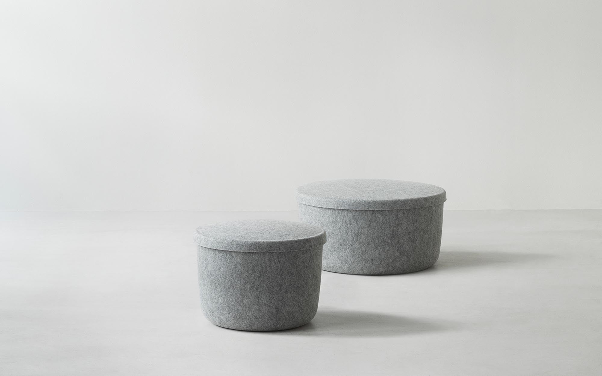 Kompakter Hide Storage Pouf von Normann Copenhagen: Stilvolles Design aus recyceltem PET, ideal für kreative Aufbewahrungslösungen und gemütliches Sitzen.