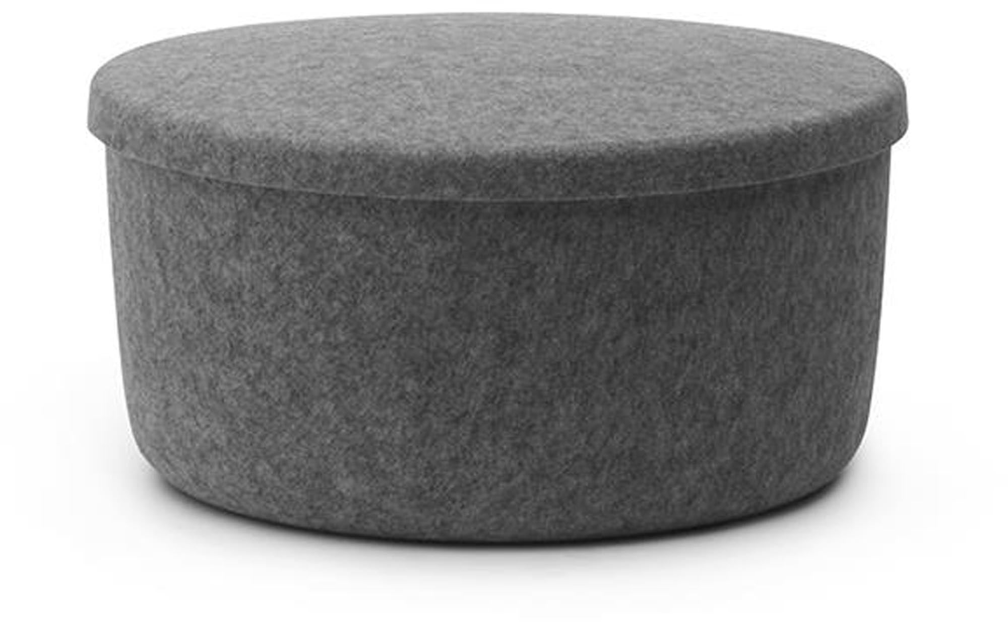 Der Hide Storage Pouf von Normann Copenhagen: Nachhaltiger PET-Filz, praktischer Stauraum, vielseitig als Sitz, Tisch oder Fussablage.