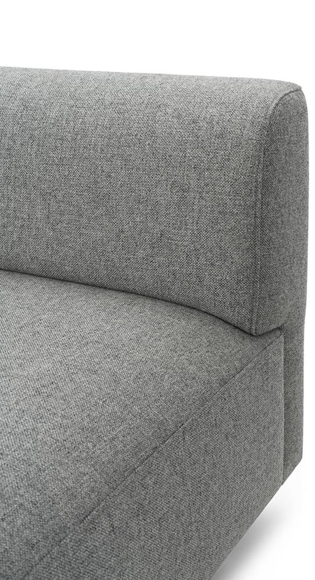 Erleben Sie das elegante Redo Modular Sofa 110 Center aus Eiche und Hallingdal von Normann Copenhagen – perfektes Zusammenspiel von Komfort und Stil.