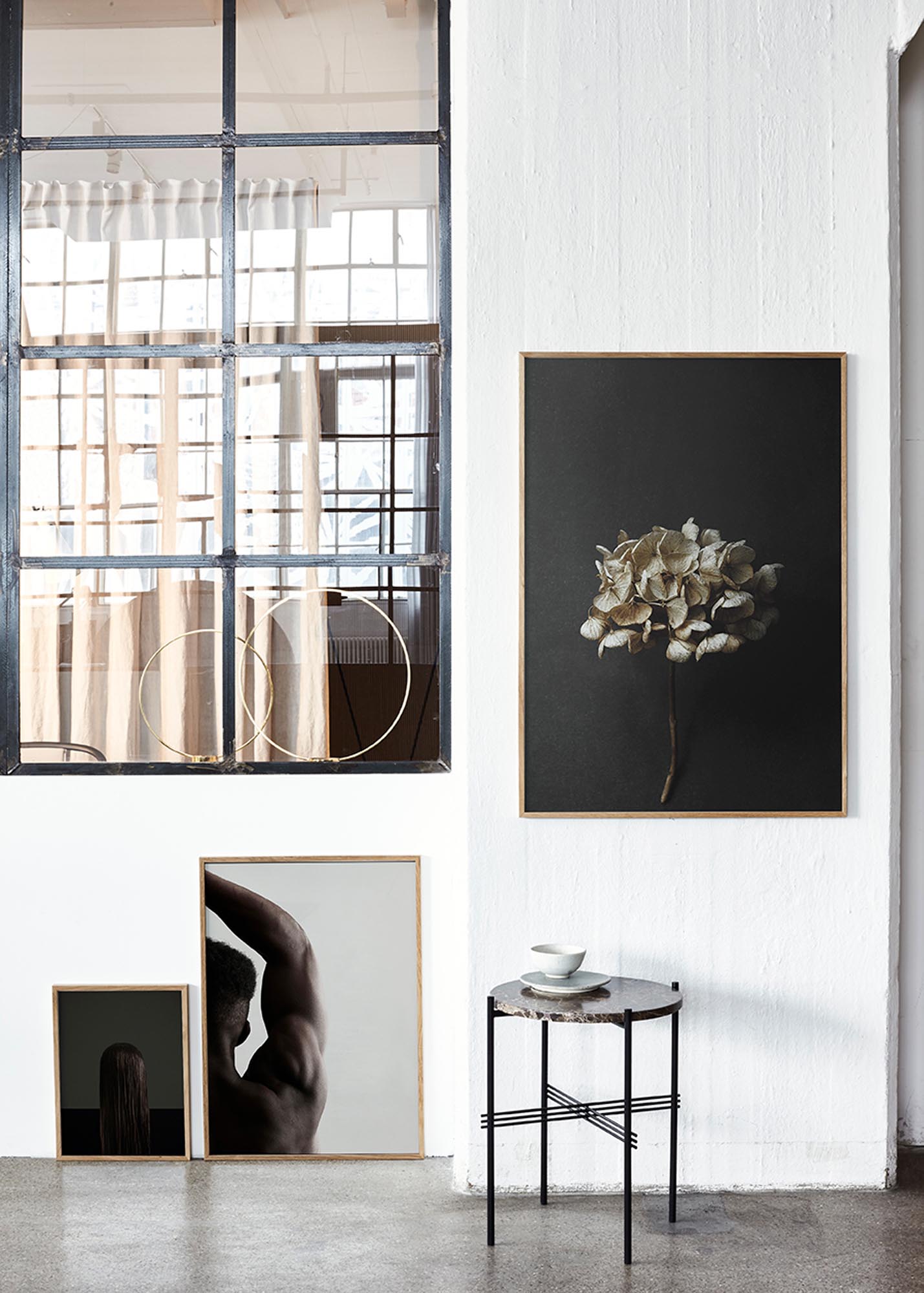 Entdecken Sie "Still Life 04" von Paper Collective: Ein stilvoller Kunstdruck, der moderne Eleganz und Nachhaltigkeit vereint. Perfekt für jedes Zuhause!