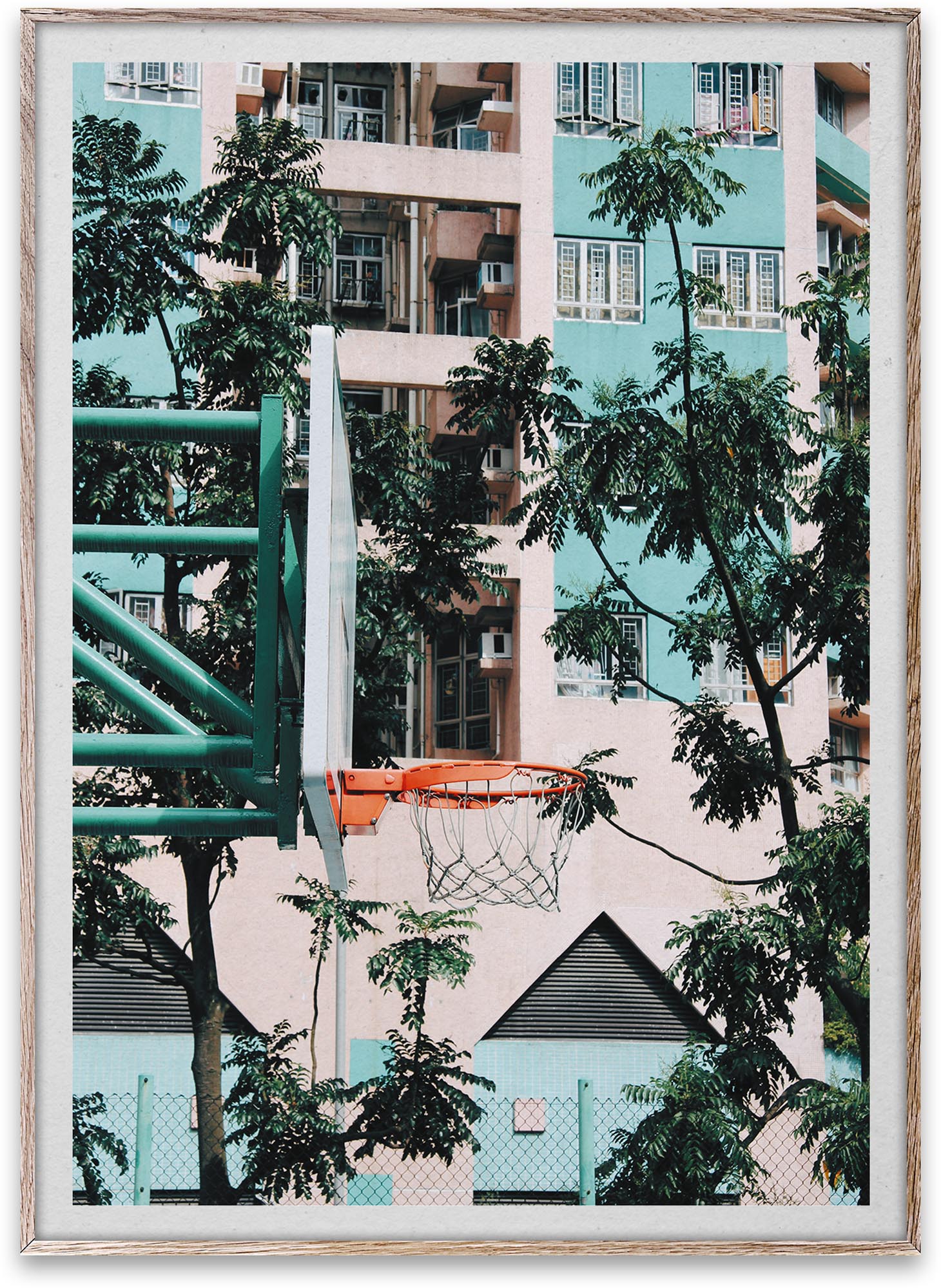 Entdecken Sie "Cities of Basketball 01, Hong Kong" – ein faszinierender Kunstdruck von Paper Collective, der die Energie und Leidenschaft des Basketballs in Hongkong widerspiegelt.