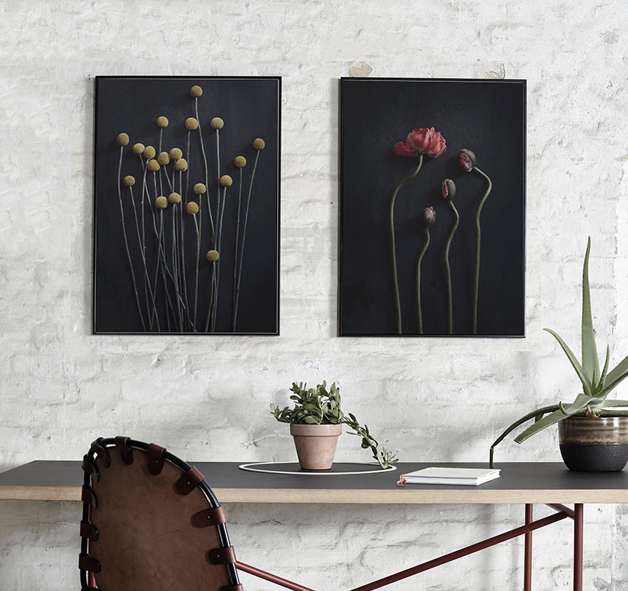 Still Life 02 von Paper Collective: Ein stilvoller Kunstdruck, der mit seiner eleganten Komposition jeden Raum bereichert.