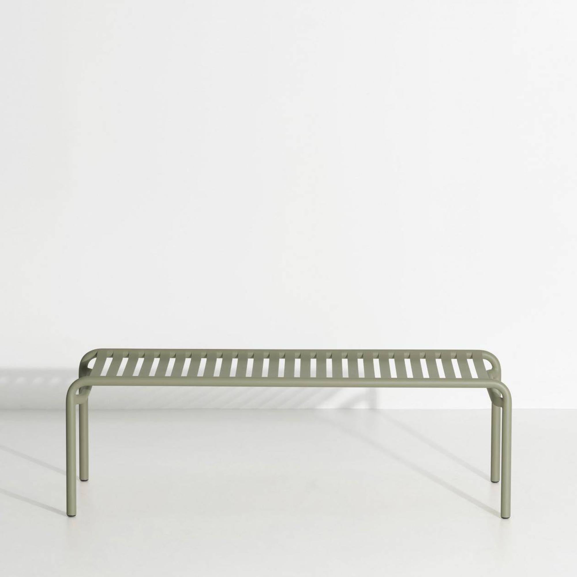 Eleganter Week-End Tisch: Zeitloses Design für stilvolle Terrassen.