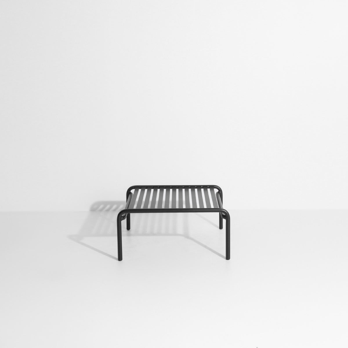 Week-End Coffee Table small in Black präsentiert im Onlineshop von KAQTU Design AG. Loungetisch ist von Petite Friture