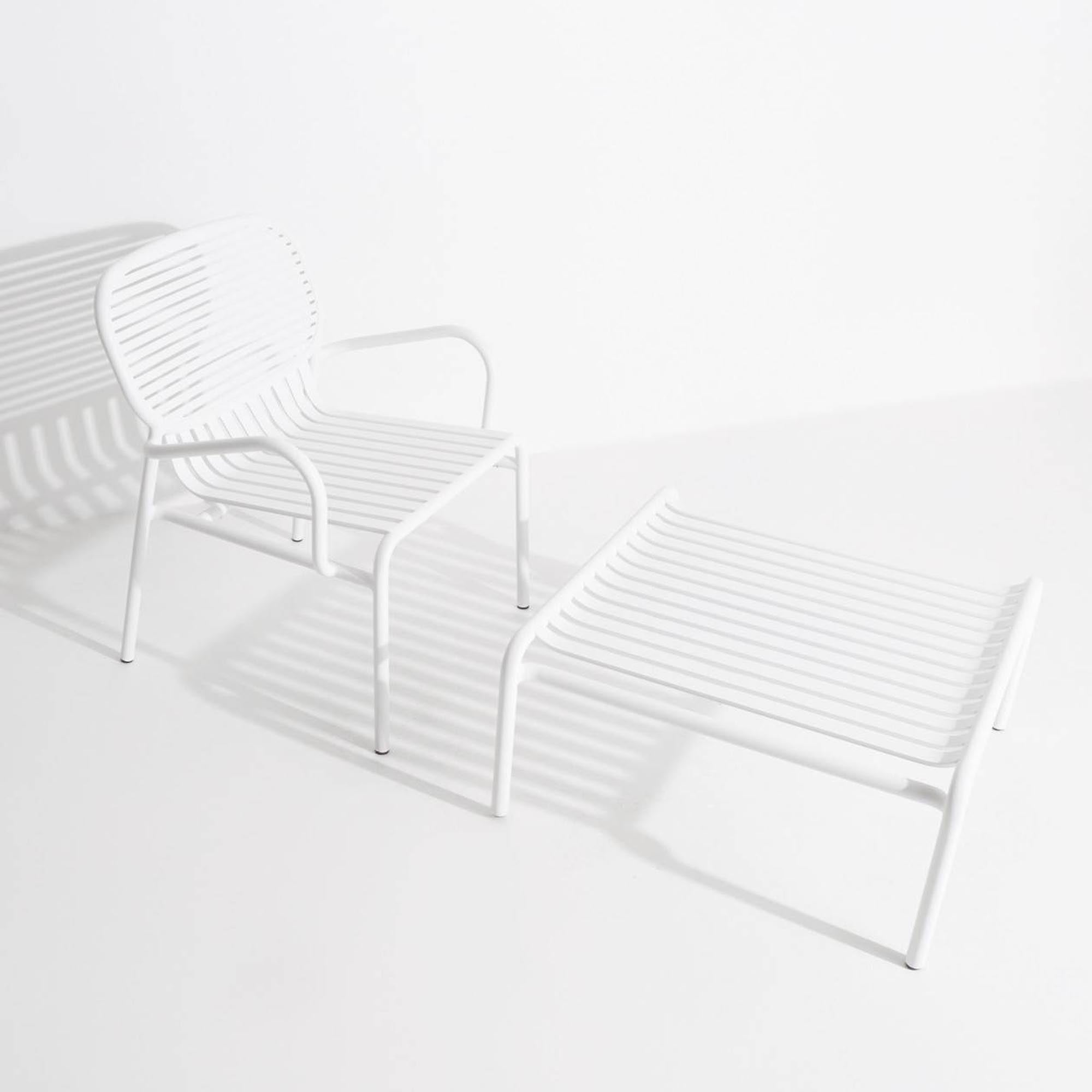 Kompakter und eleganter Beistelltisch aus hochwertigem Aluminium, perfekt für entspannte Stunden im Freien. 9 Farben, witterungsbeständig und UV-schutz.