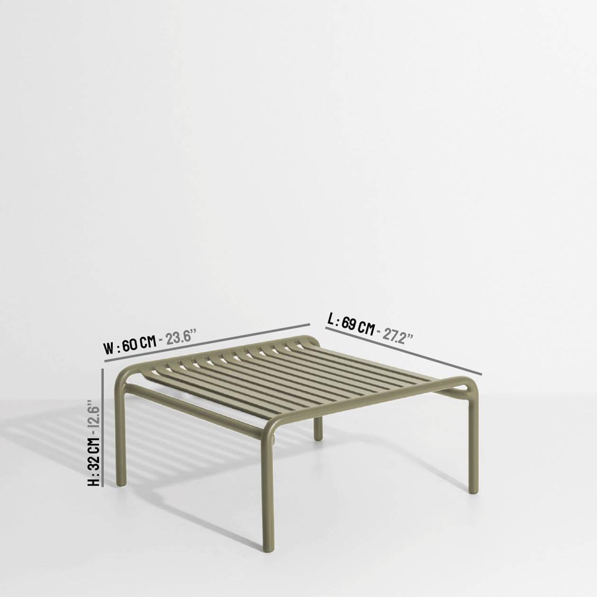 Kompakter Week-End Coffee Table small von Petite Friture: Ideal für entspannte Stunden im Freien, robust und stilvoll in 9 Farben.