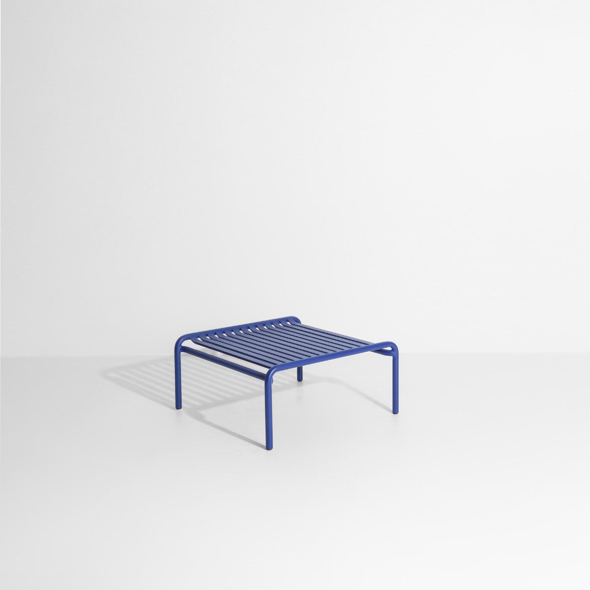 Week-End Coffee Table small in Blue präsentiert im Onlineshop von KAQTU Design AG. Loungetisch ist von Petite Friture