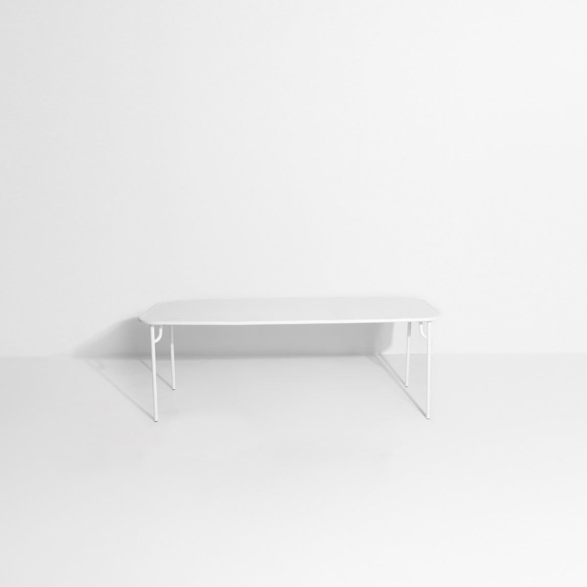 Week-End Tisch Large in White präsentiert im Onlineshop von KAQTU Design AG. Gartentisch ist von Petite Friture