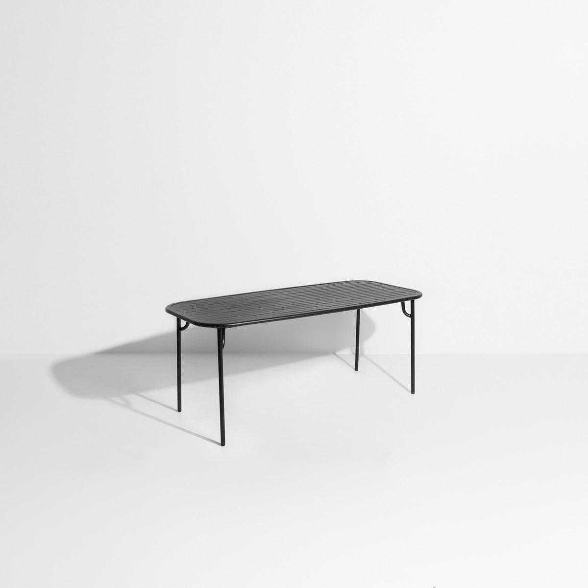 Week-End Tisch Medium in Black präsentiert im Onlineshop von KAQTU Design AG. Gartentisch ist von Petite Friture