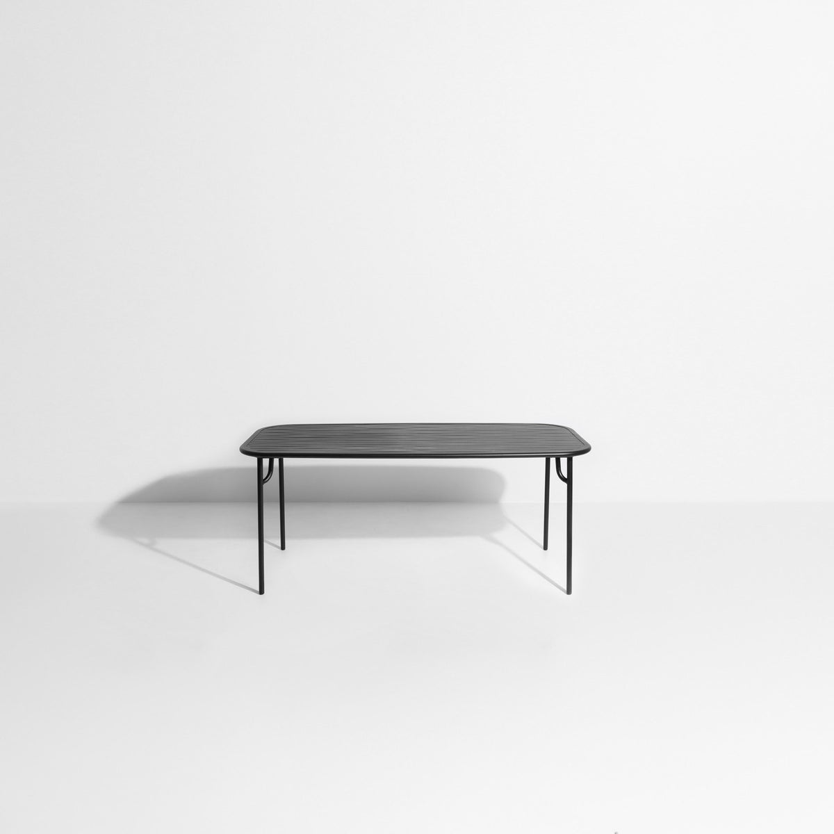 Week-End Tisch Medium in Black präsentiert im Onlineshop von KAQTU Design AG. Gartentisch ist von Petite Friture