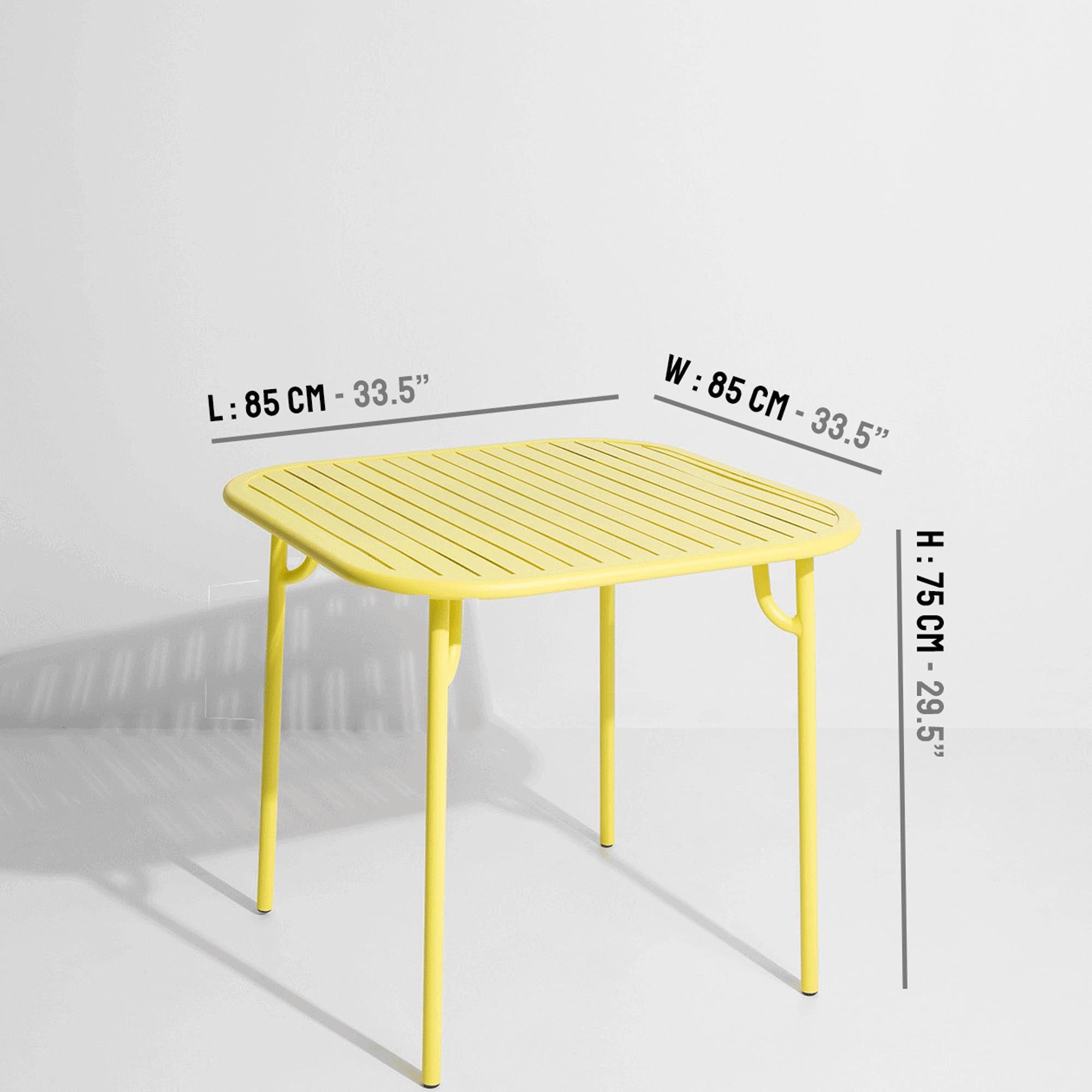 Entdecken Sie den eleganten Week-End Tisch Small von Petite Friture – ideal für Terrasse, Balkon und Garten. Hochwertig, wetterfest und in 9 Farben erhältlich.