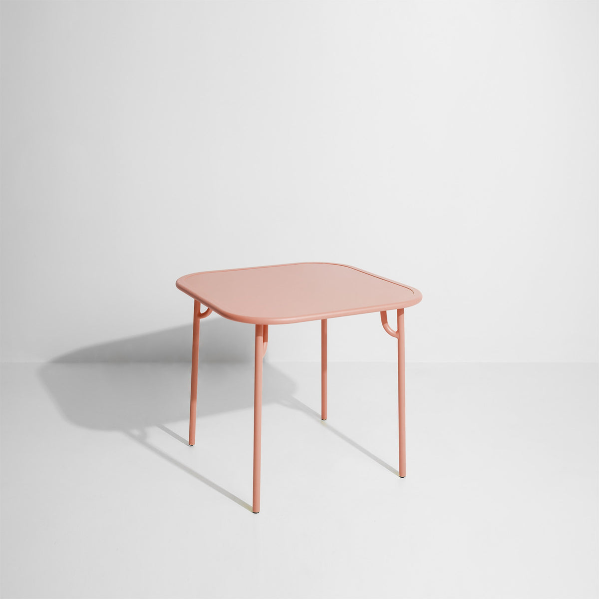 Week-End Dining Table in Blush präsentiert im Onlineshop von KAQTU Design AG. Gartentisch ist von Petite Friture