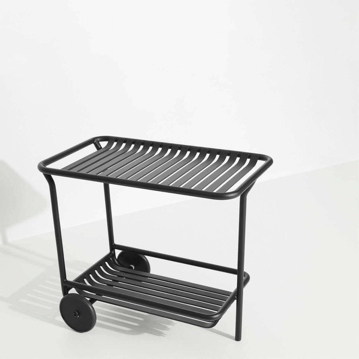 Week-End Trolley in Black präsentiert im Onlineshop von KAQTU Design AG. Beistelltisch Outdoor ist von Petite Friture