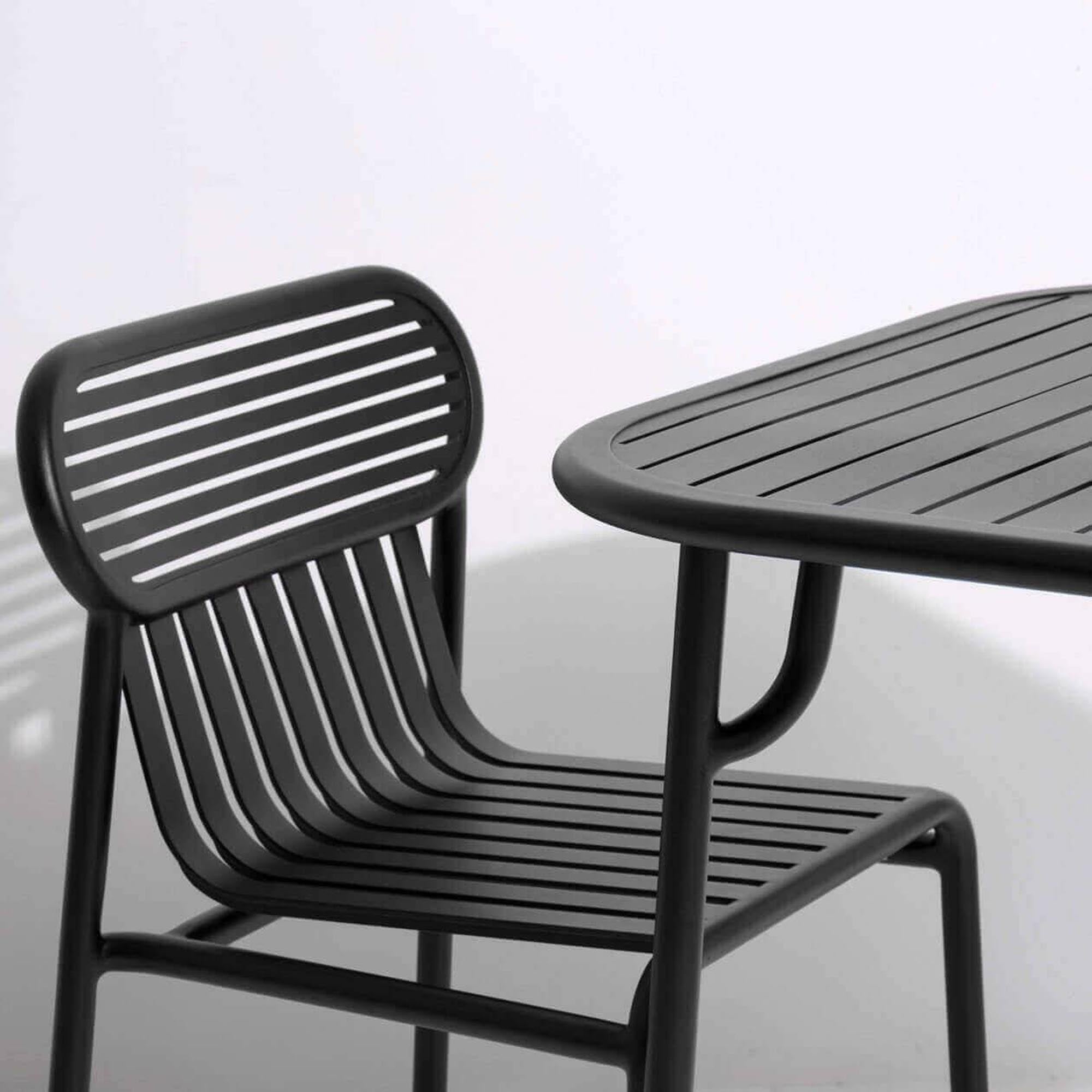 Entdecken Sie den Week-End Gartenstuhl von Petite Friture: Stilvolles, wetterfestes Design für jeden Außenbereich, ideal für entspannte Stunden im Freien.