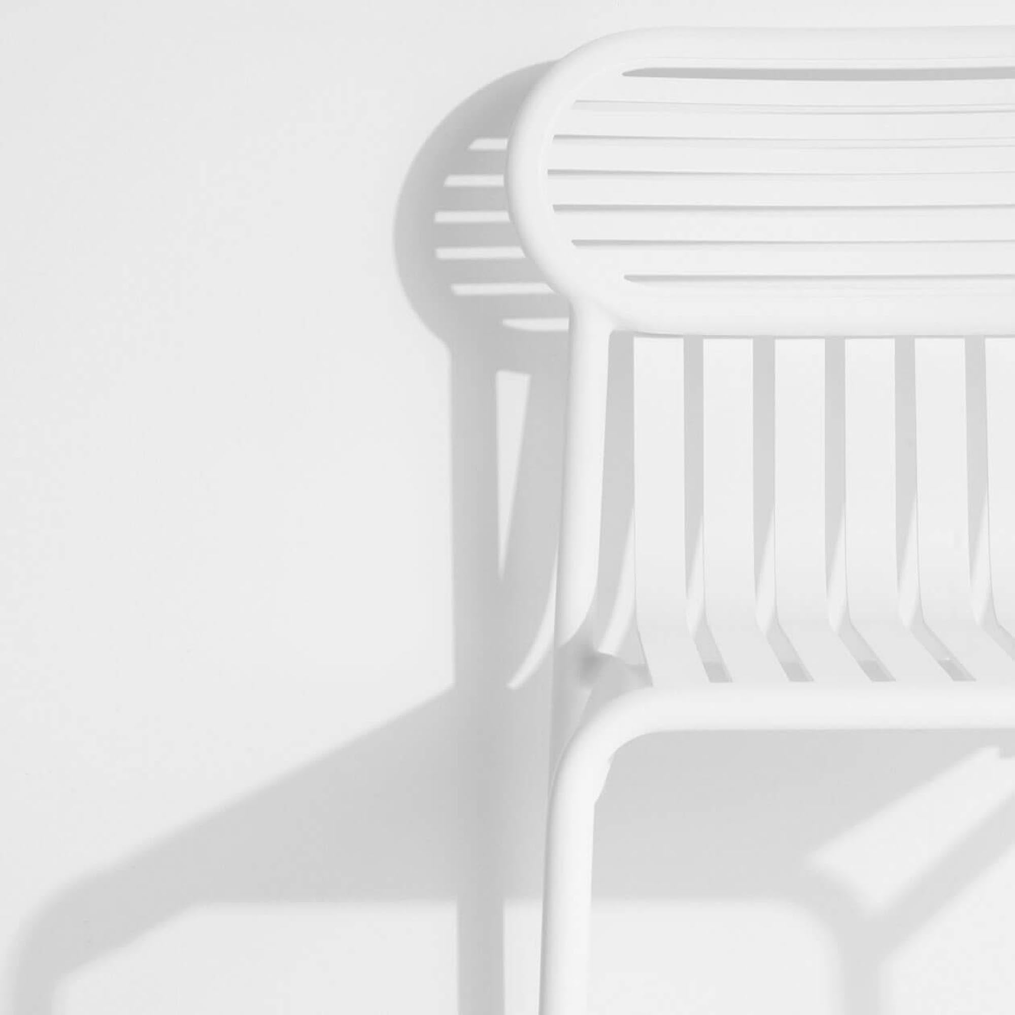 Entdecken Sie den Week-End Gartenstuhl von Petite Friture: Stilvolles, wetterfestes Design, ideal für entspannte Stunden im Freien.