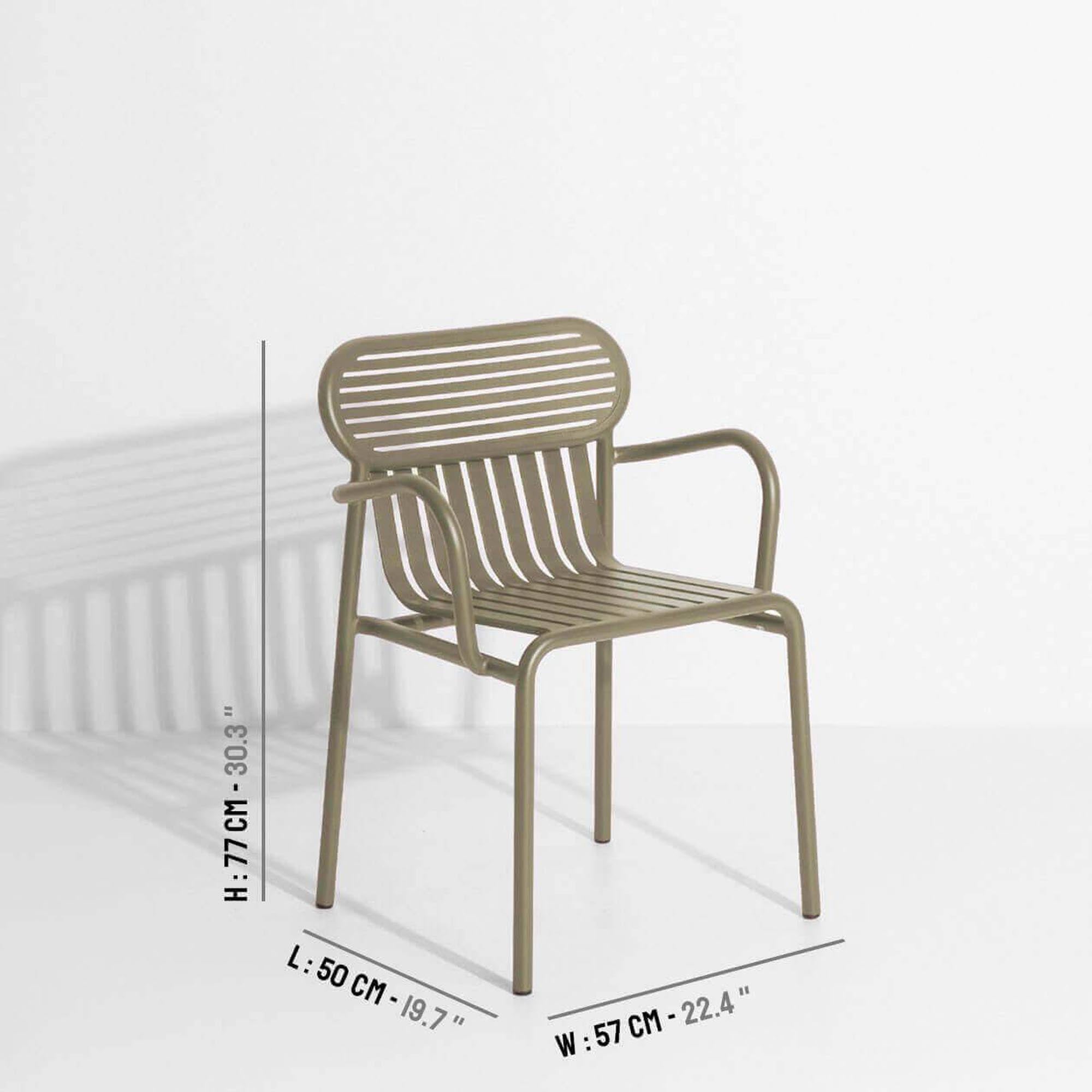 Entspannen Sie stilvoll im Week-End Gartenstuhl mit Armlehnen von Petite Friture – ideal für gemütliche Stunden im Freien.