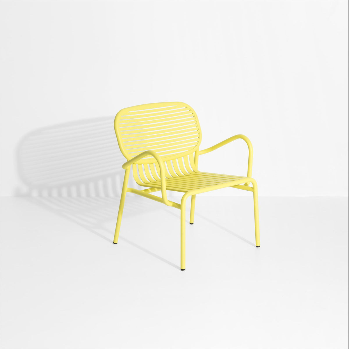 Week-End Garten Lounger in Yellow präsentiert im Onlineshop von KAQTU Design AG. Outdoor-Sessel mit Armlehnen ist von Petite Friture
