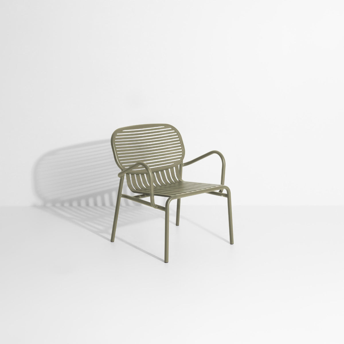 Week-End Garten Lounger in Jade Green präsentiert im Onlineshop von KAQTU Design AG. Outdoor-Sessel mit Armlehnen ist von Petite Friture