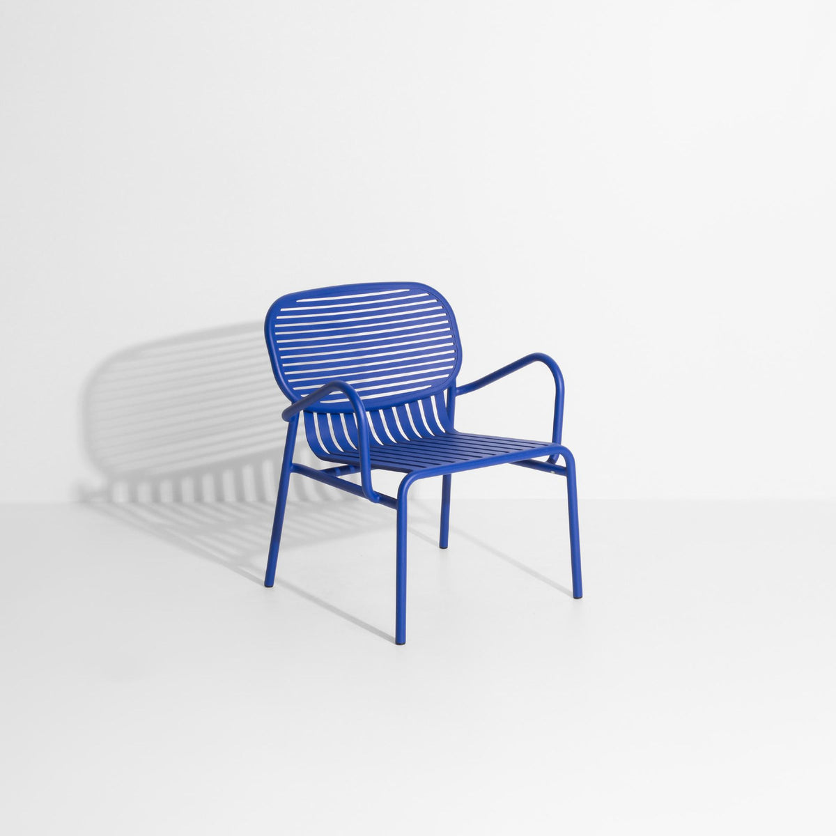Week-End Garten Lounger in Blue präsentiert im Onlineshop von KAQTU Design AG. Outdoor-Sessel mit Armlehnen ist von Petite Friture