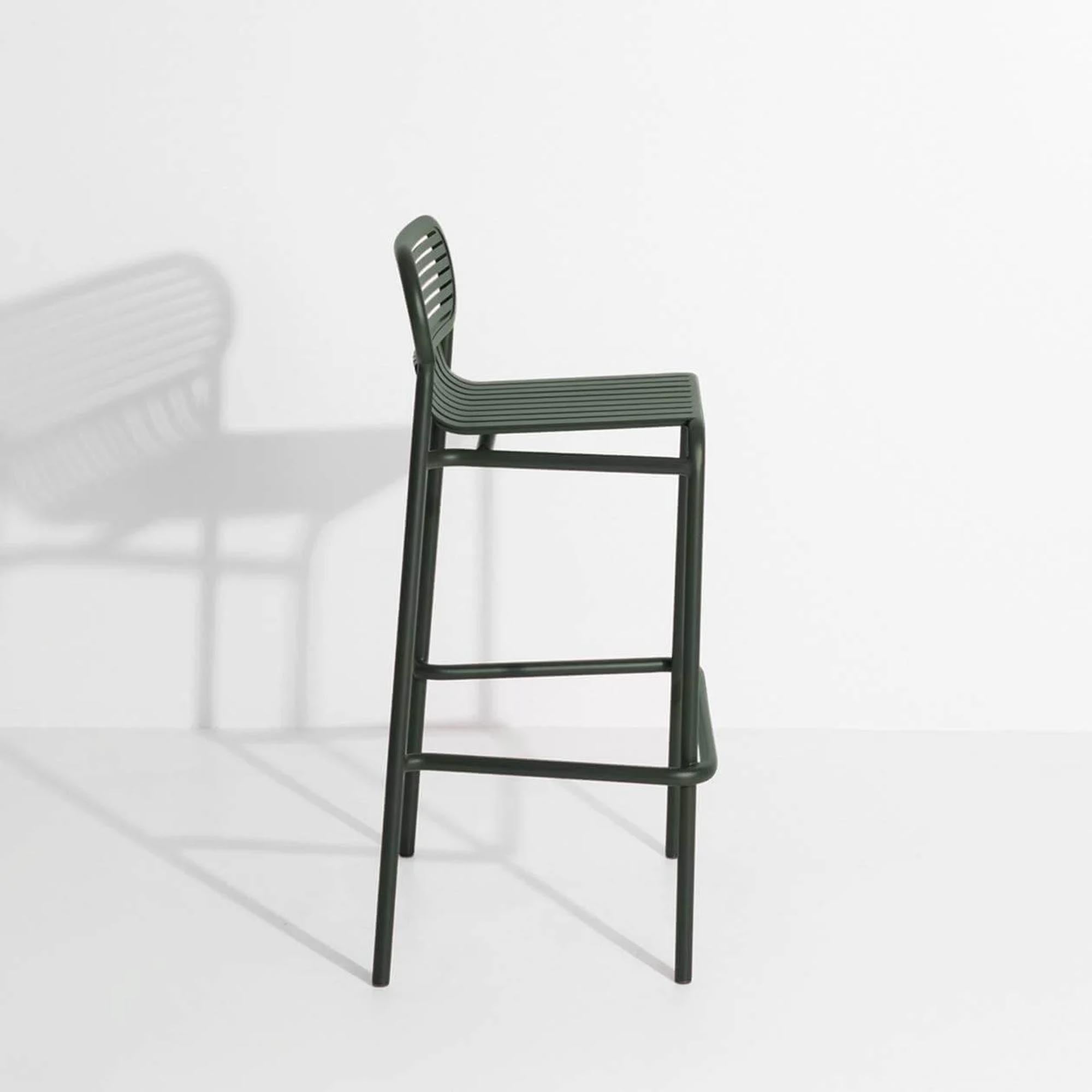 Entdecke den eleganten Week-End Barhocker von Petite Friture, ideal für deinen Außenbereich. Robustes, UV-beständiges Aluminium in 9 Farben.