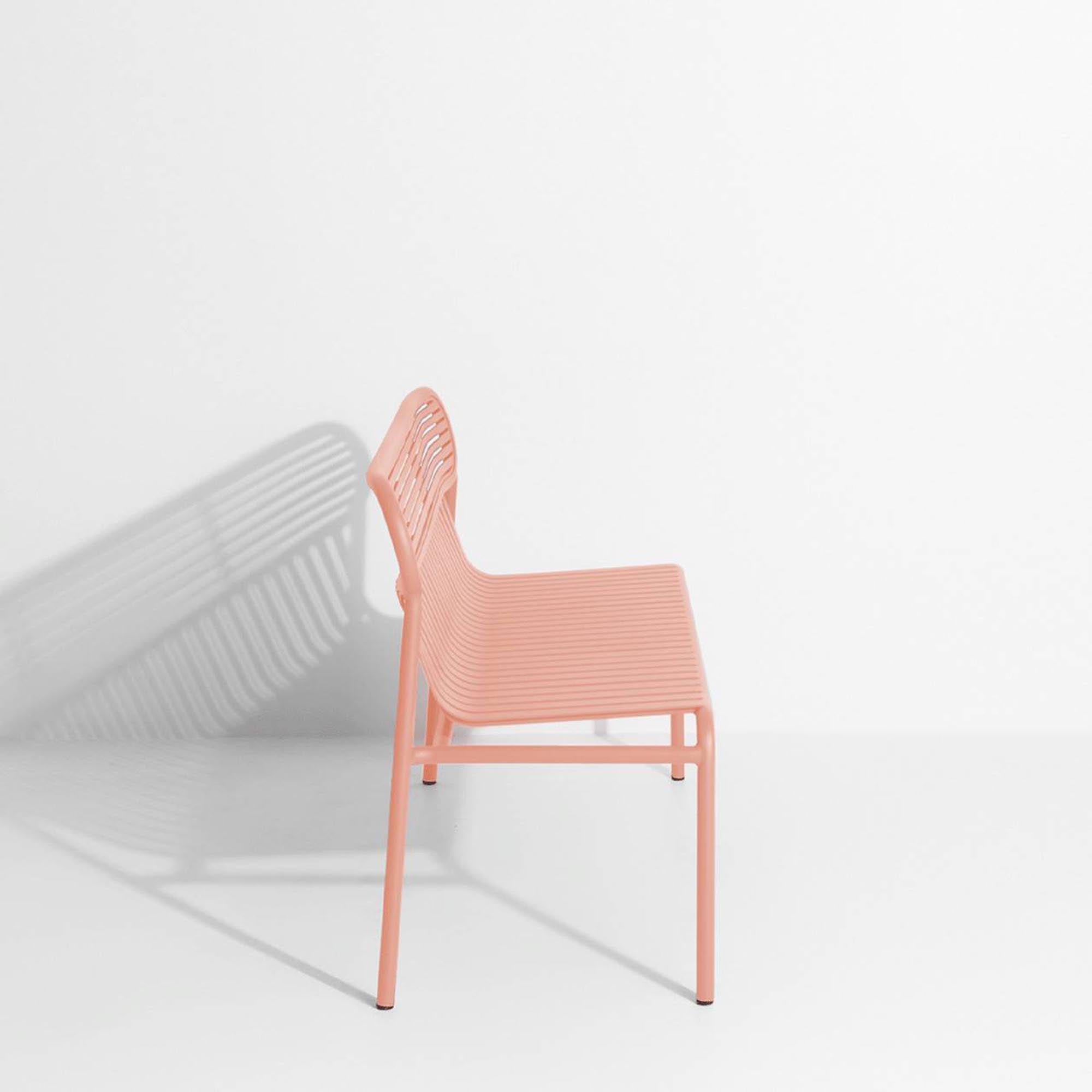 Entdecken Sie die stilvolle Week-End Gartenbank von Petite Friture, erhältlich in 9 trendigen Farben für jeden Garten.