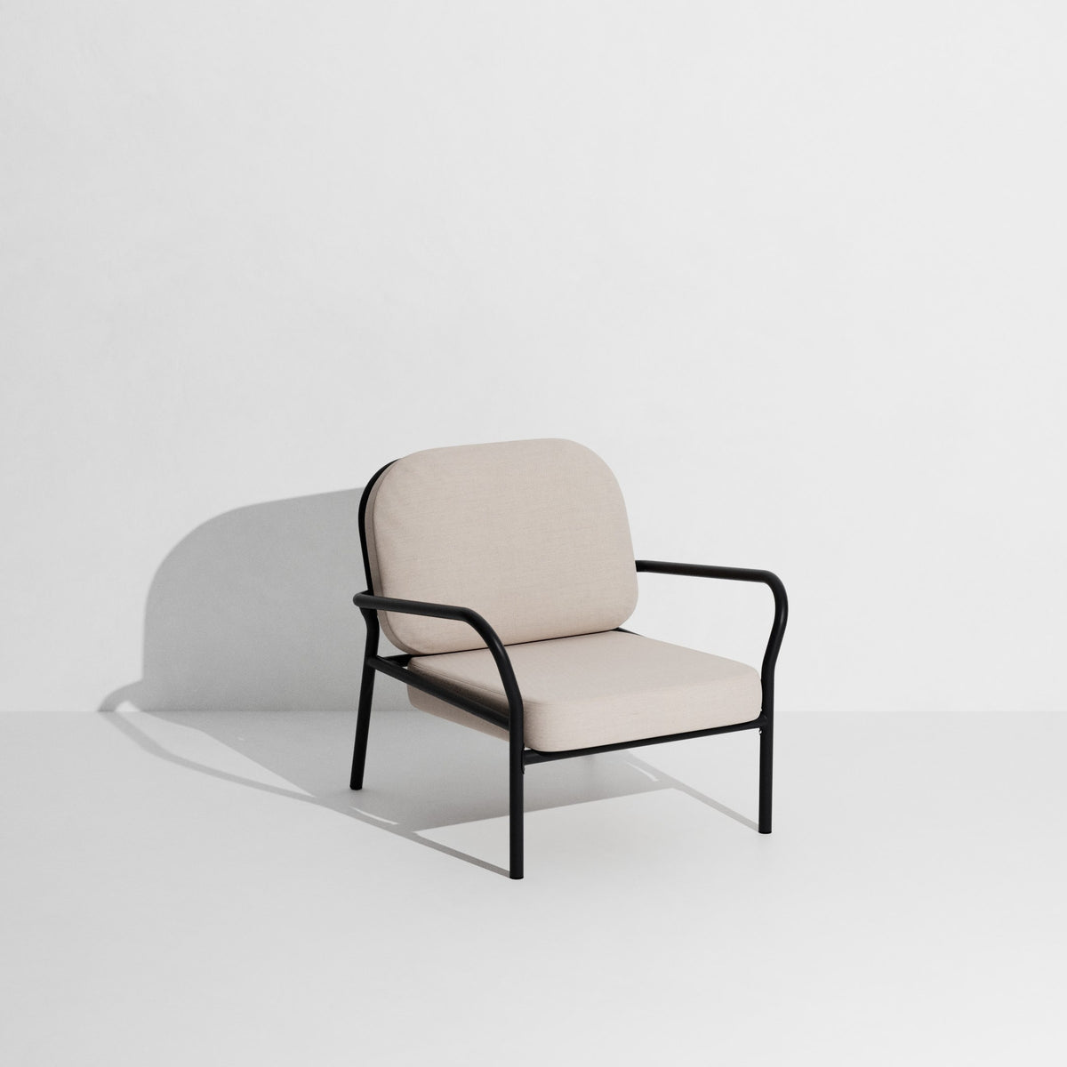 Week-End Gartenbank mit Armlehne in Black präsentiert im Onlineshop von KAQTU Design AG. Gartenbank ist von Petite Friture