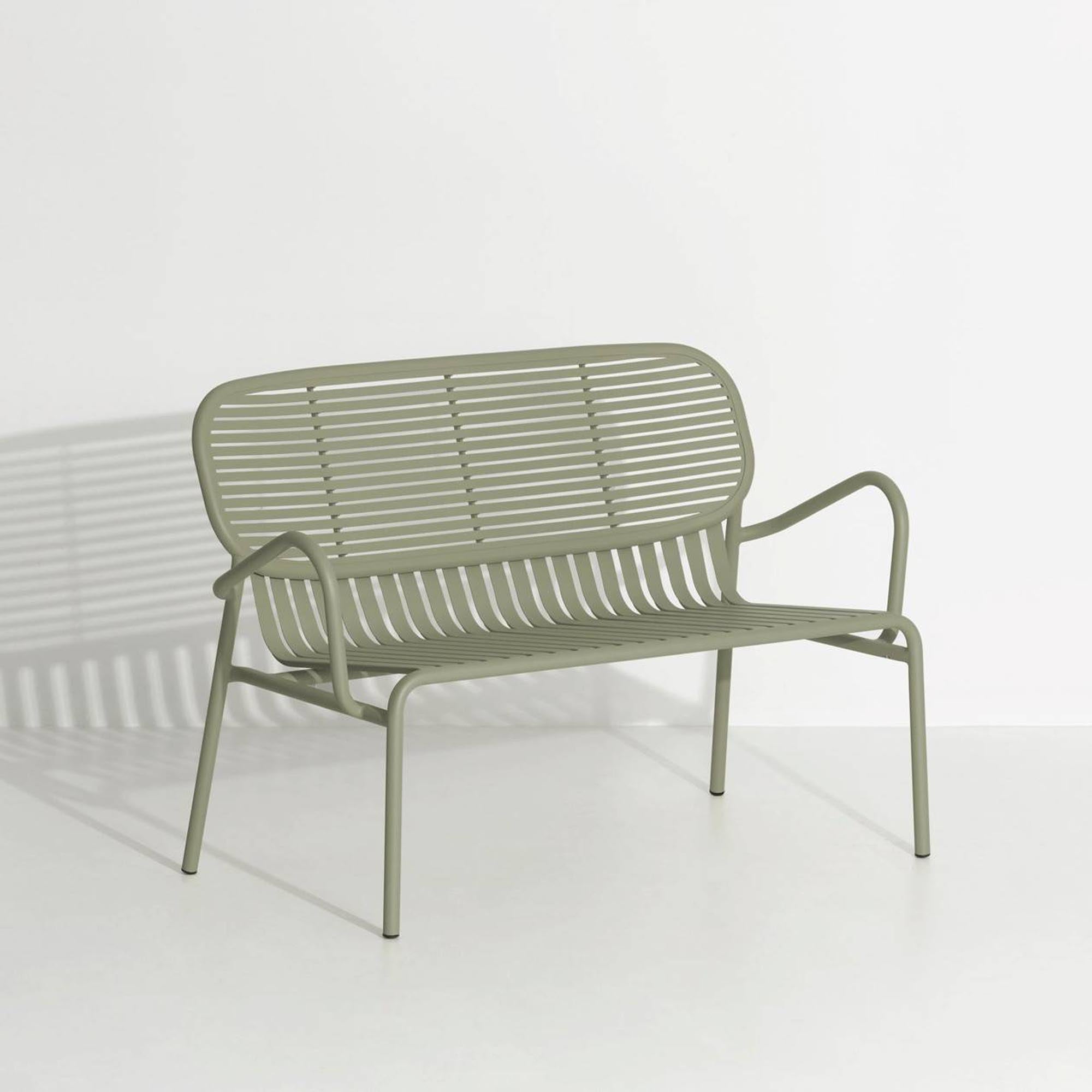 Stilvolle Week-End Gartenbank mit Armlehnen aus robustem Aluminium. Ideal für entspannte Stunden im Freien, erhältlich in 9 Farben.