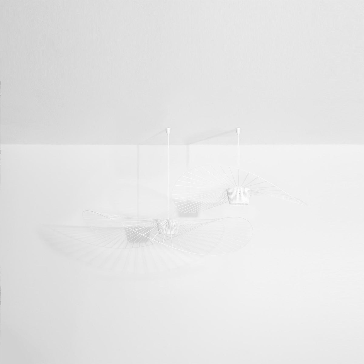 Vertigo Pendellampe in White präsentiert im Onlineshop von KAQTU Design AG. Pendelleuchte ist von Petite Friture