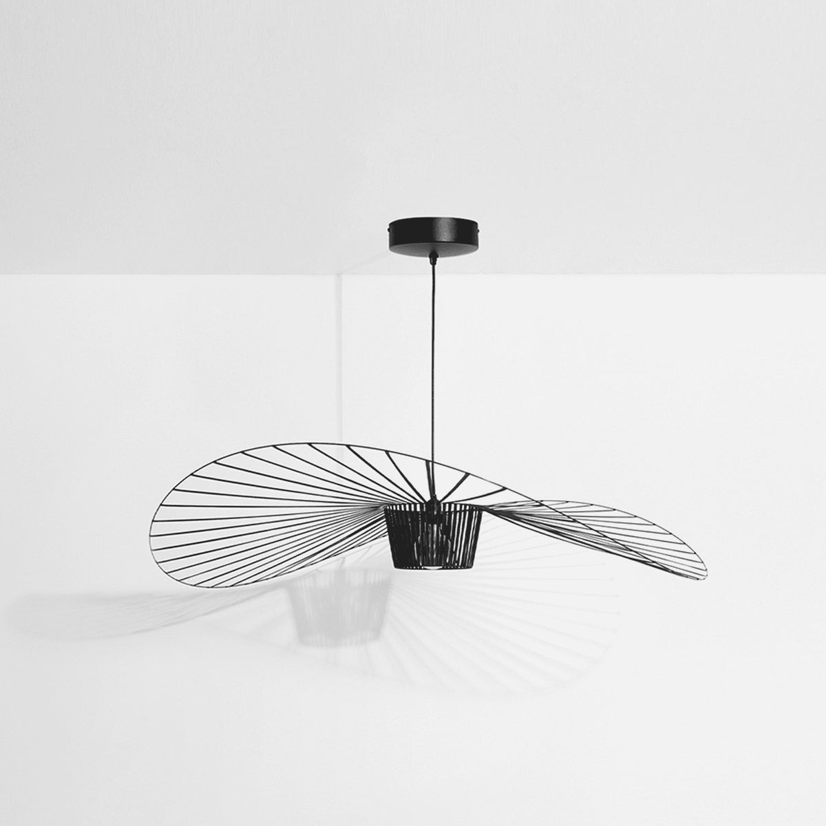 Vertigo Pendellampe in Black präsentiert im Onlineshop von KAQTU Design AG. Pendelleuchte ist von Petite Friture