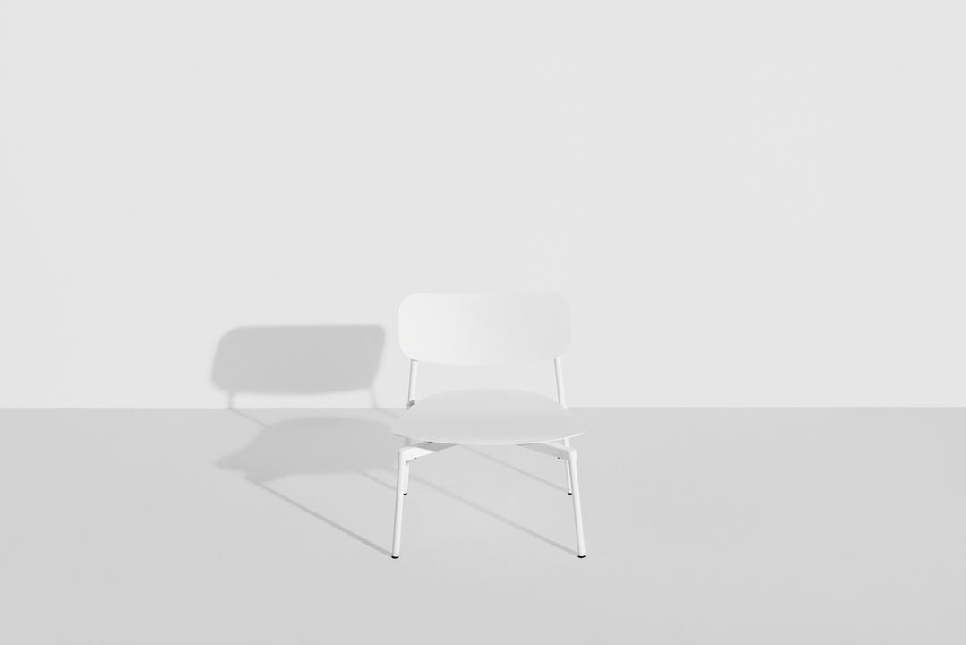 Fromme Lounge chair in Gold präsentiert im Onlineshop von KAQTU Design AG. Sessel mit Armlehnen ist von Petite Friture