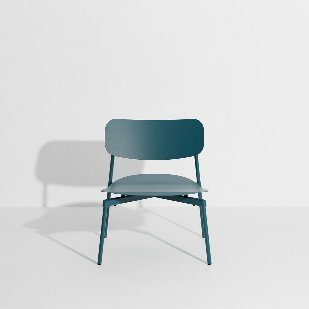 Fromme Lounge chair in Ocean Blue präsentiert im Onlineshop von KAQTU Design AG. Sessel mit Armlehnen ist von Petite Friture