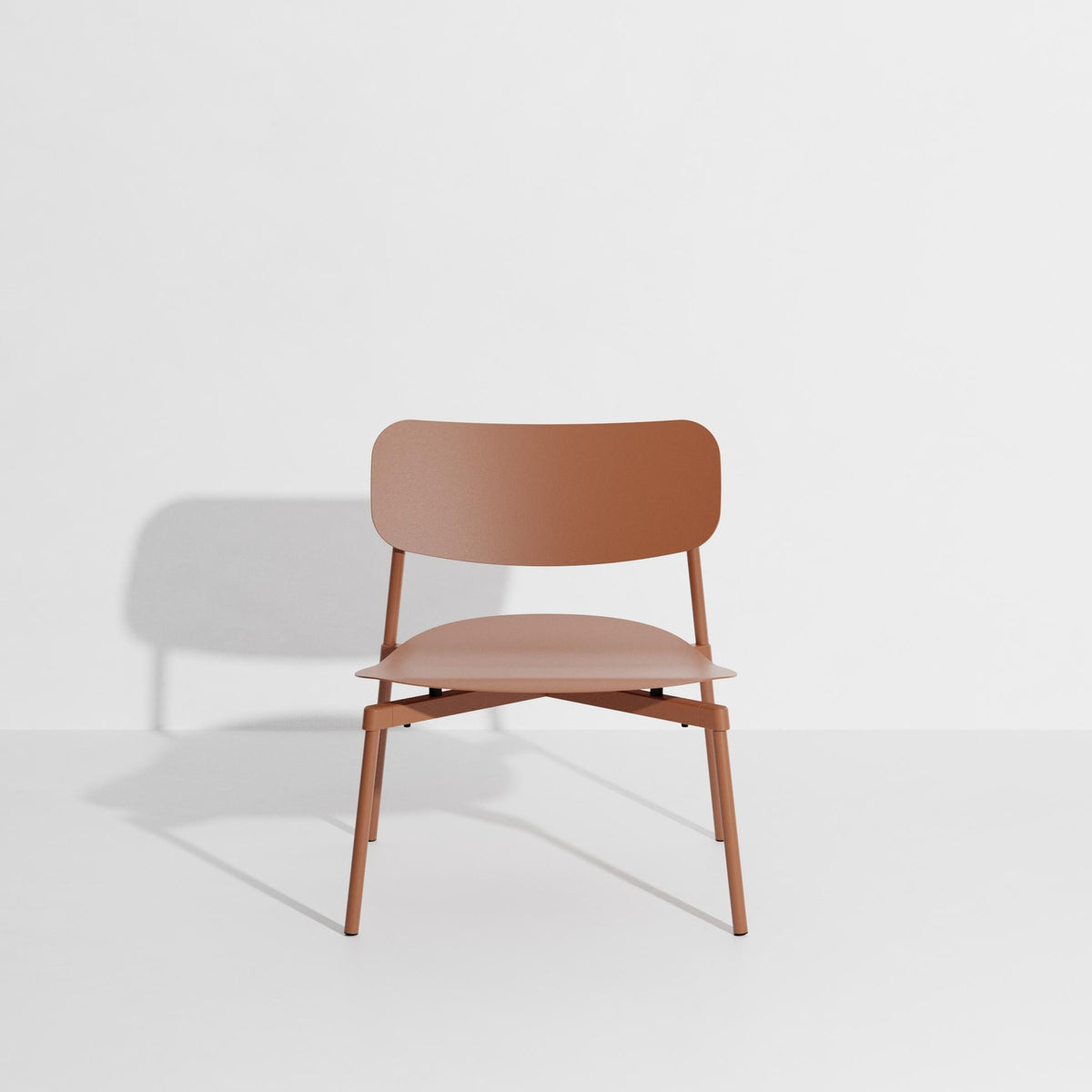 Fromme Lounge chair in Terracotta präsentiert im Onlineshop von KAQTU Design AG. Sessel mit Armlehnen ist von Petite Friture
