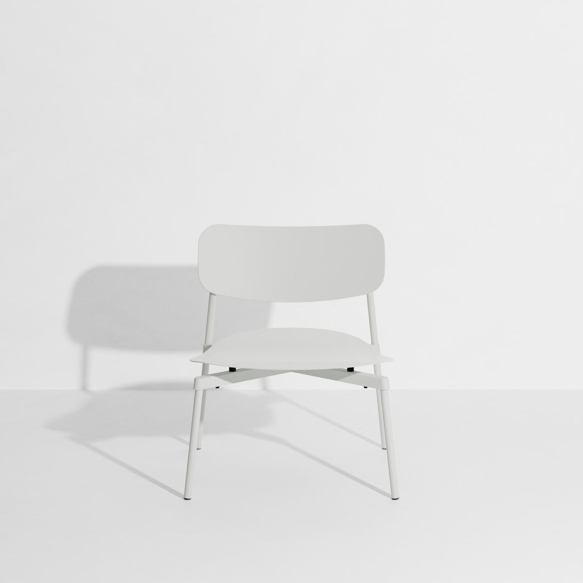 Fromme Lounge chair in Pearl Grey präsentiert im Onlineshop von KAQTU Design AG. Sessel mit Armlehnen ist von Petite Friture