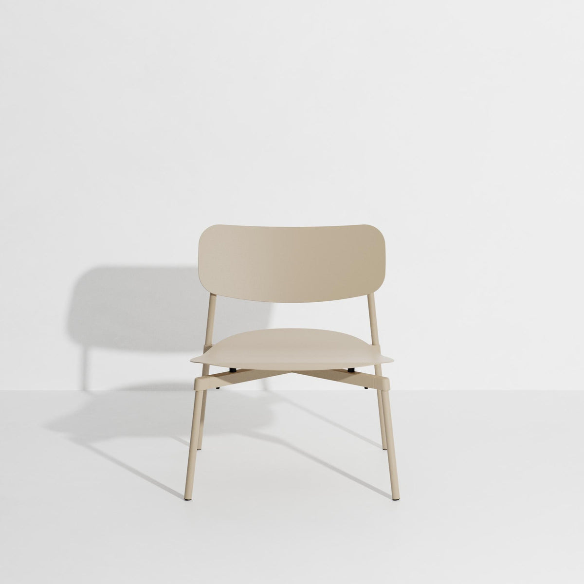 Fromme Lounge chair in Dune präsentiert im Onlineshop von KAQTU Design AG. Sessel mit Armlehnen ist von Petite Friture