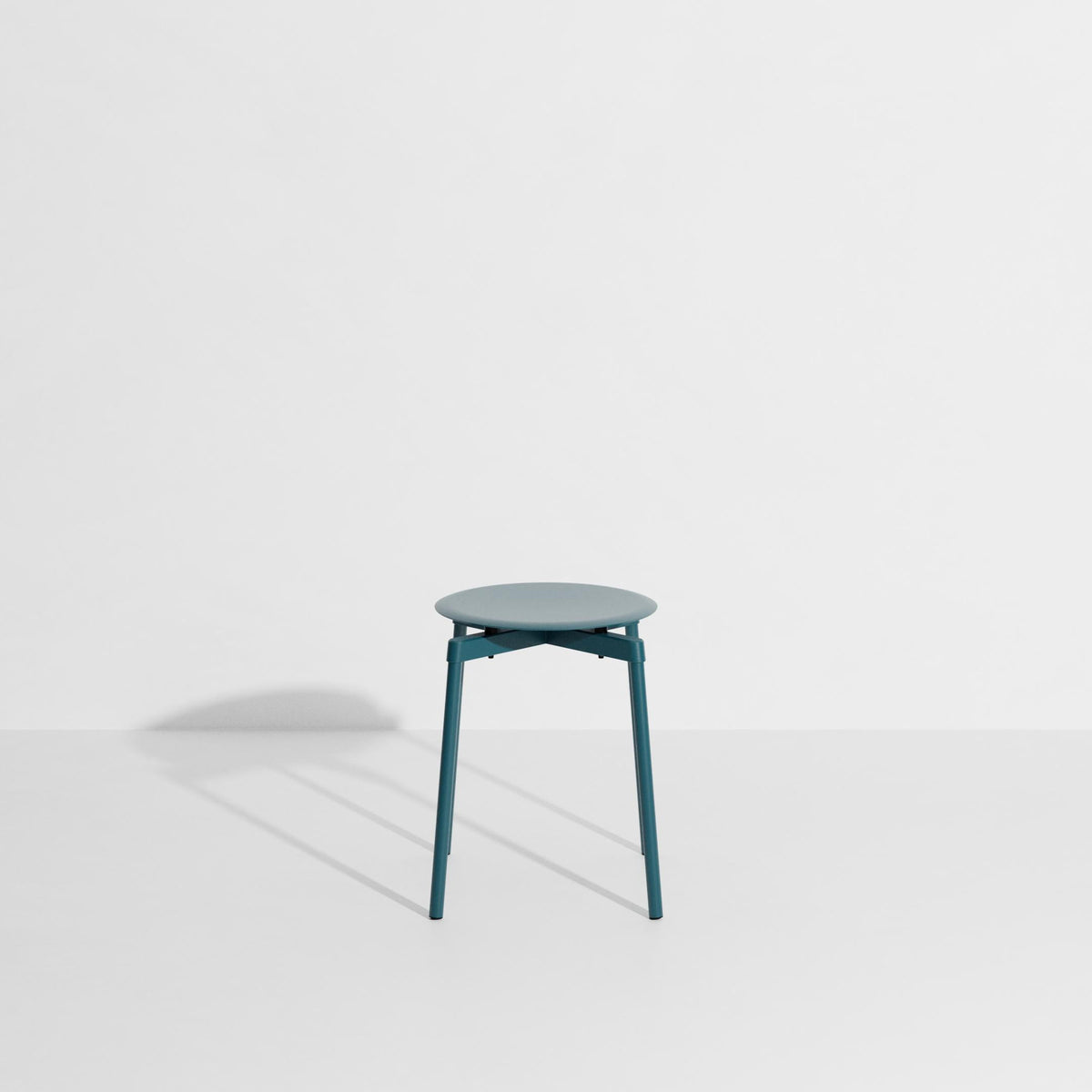 Fromme Barstuhl in Ocean Blue präsentiert im Onlineshop von KAQTU Design AG. Hocker Outdoor ist von Petite Friture