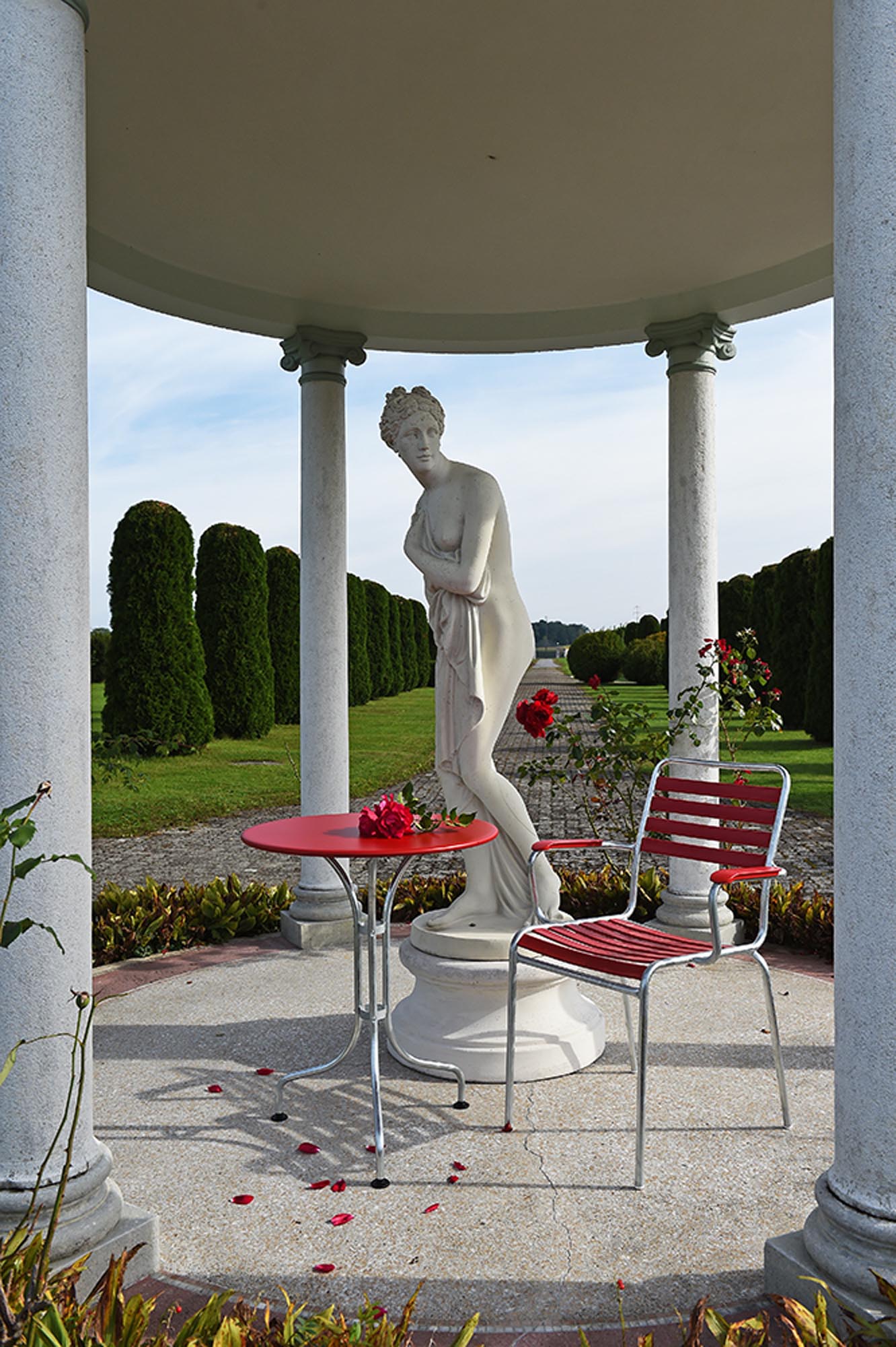 Entdecken Sie den Lättli-Barstuhl Säntis: Leichtes Design trifft auf Stabilität. Ideal für Garten und Balkon, wetterfest und platzsparend stapelbar.