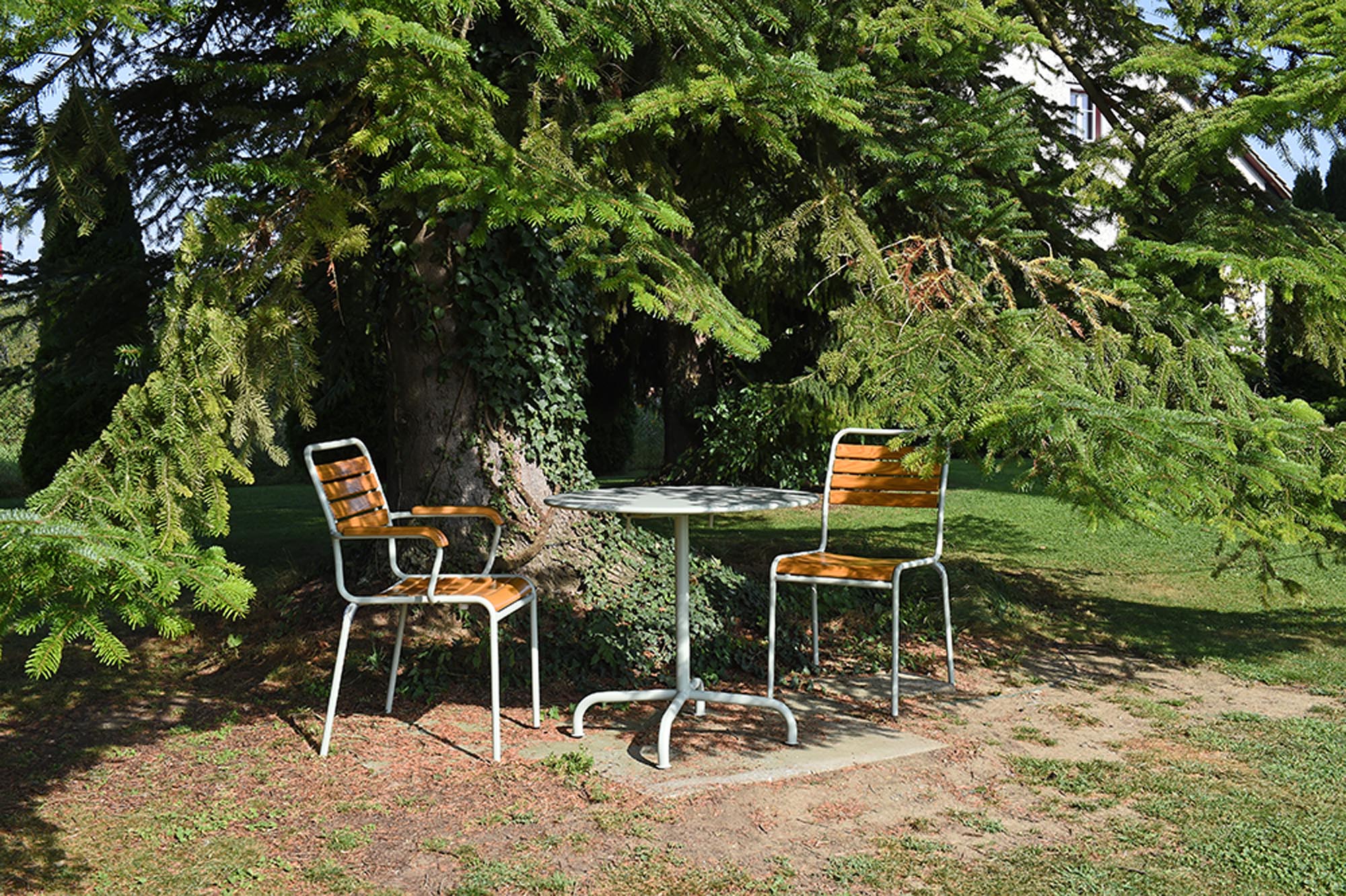 Rigi Metall-Gartentisch ø80 klappbar in Weiss präsentiert im Onlineshop von KAQTU Design AG. Gartentisch ist von Schaffner