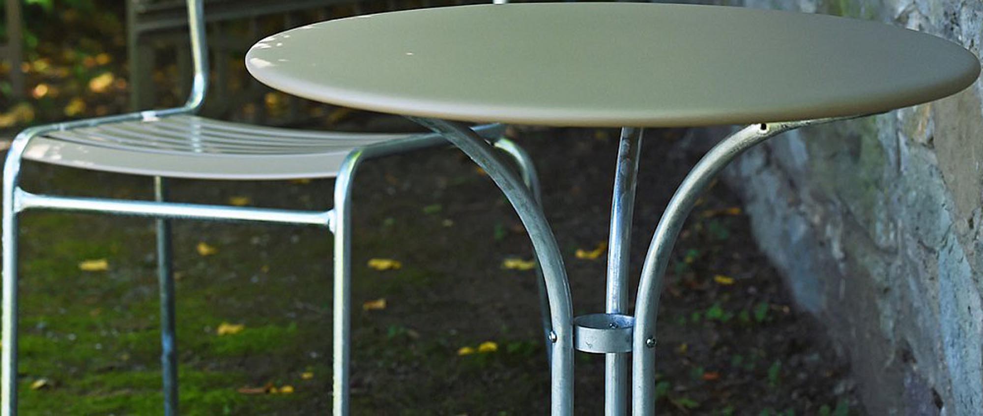 St. Moritz Metall-Gartentisch ø60 in Pastellgrün präsentiert im Onlineshop von KAQTU Design AG. Gartentisch ist von Schaffner