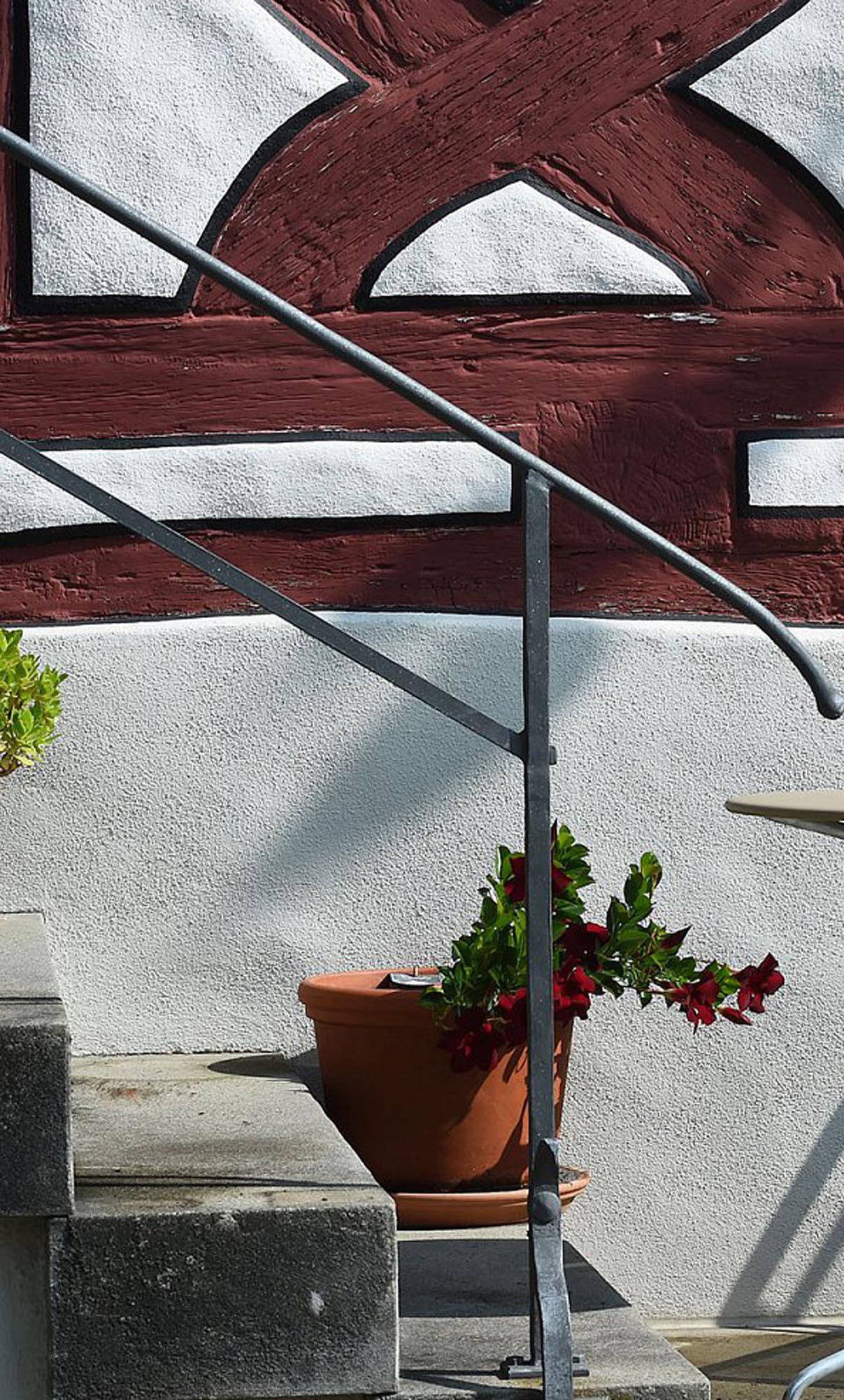 Robuster Schaffner Metalltisch St. Moritz ø 60 für Gartenfreunde.