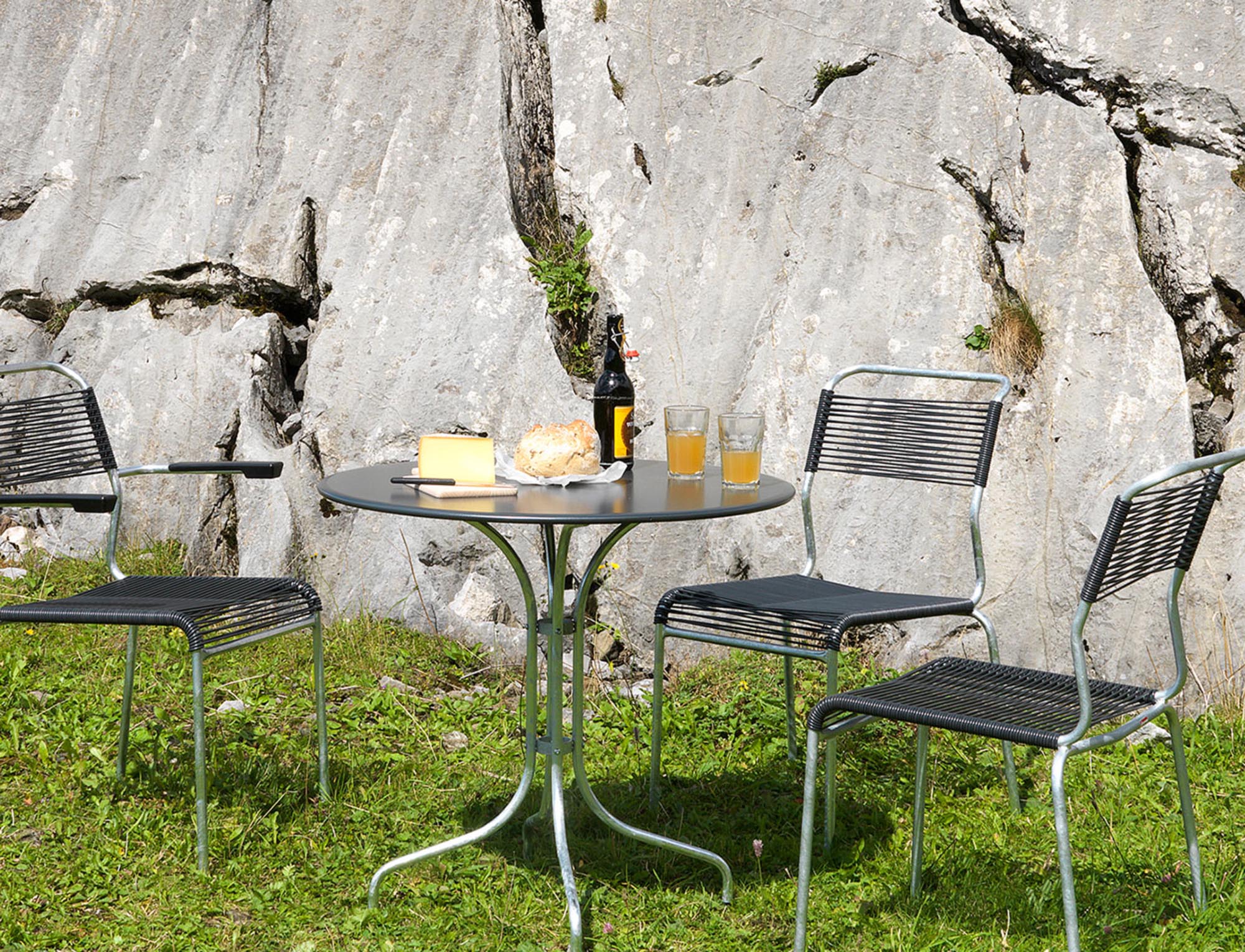 St. Moritz Metall-Gartentisch ø80 in Alusilber präsentiert im Onlineshop von KAQTU Design AG. Gartentisch ist von Schaffner