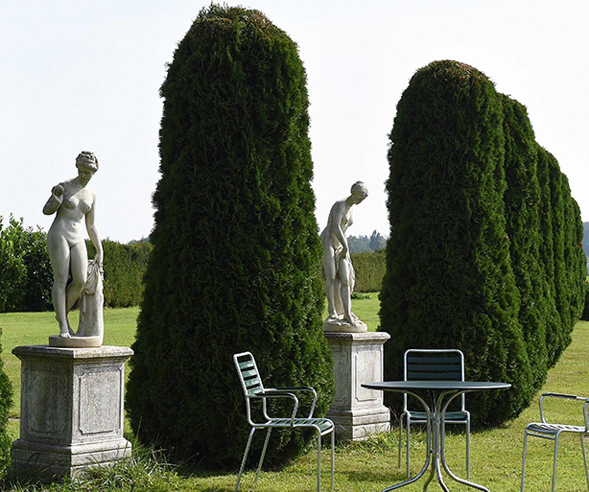 St. Moritz Metall-Gartentisch ø90 in Tannengrün präsentiert im Onlineshop von KAQTU Design AG. Gartentisch ist von Schaffner