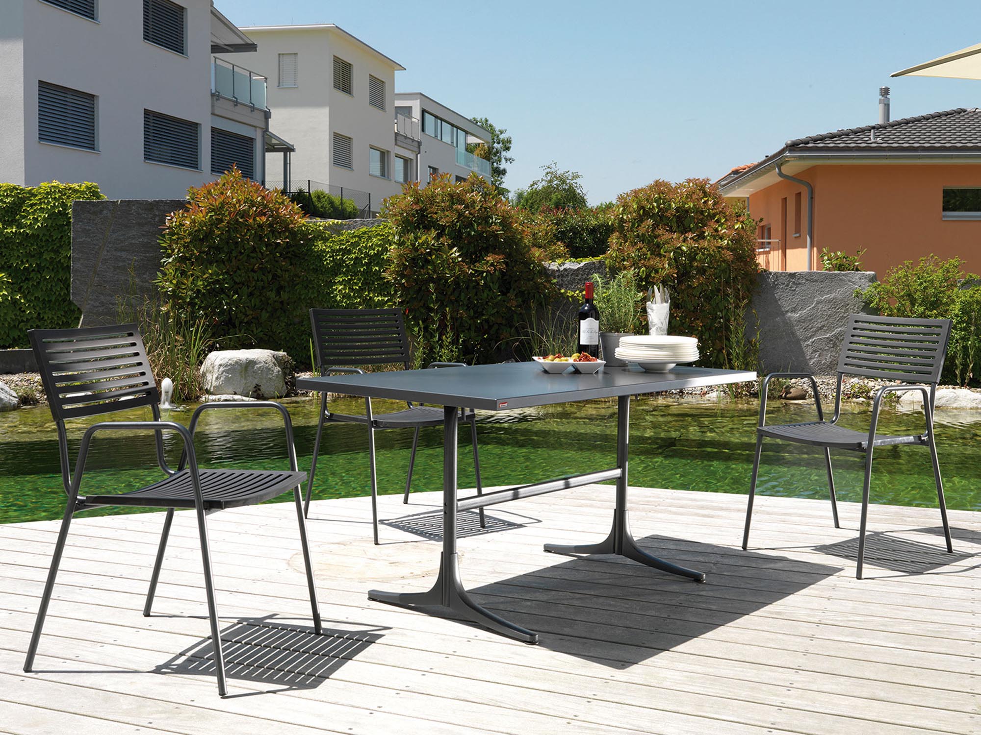 Entdecke den langlebigen Metalltisch Arbon 117 x 70 von Schaffner – ideal für flexible Wohnlösungen und maximale Beinfreiheit.