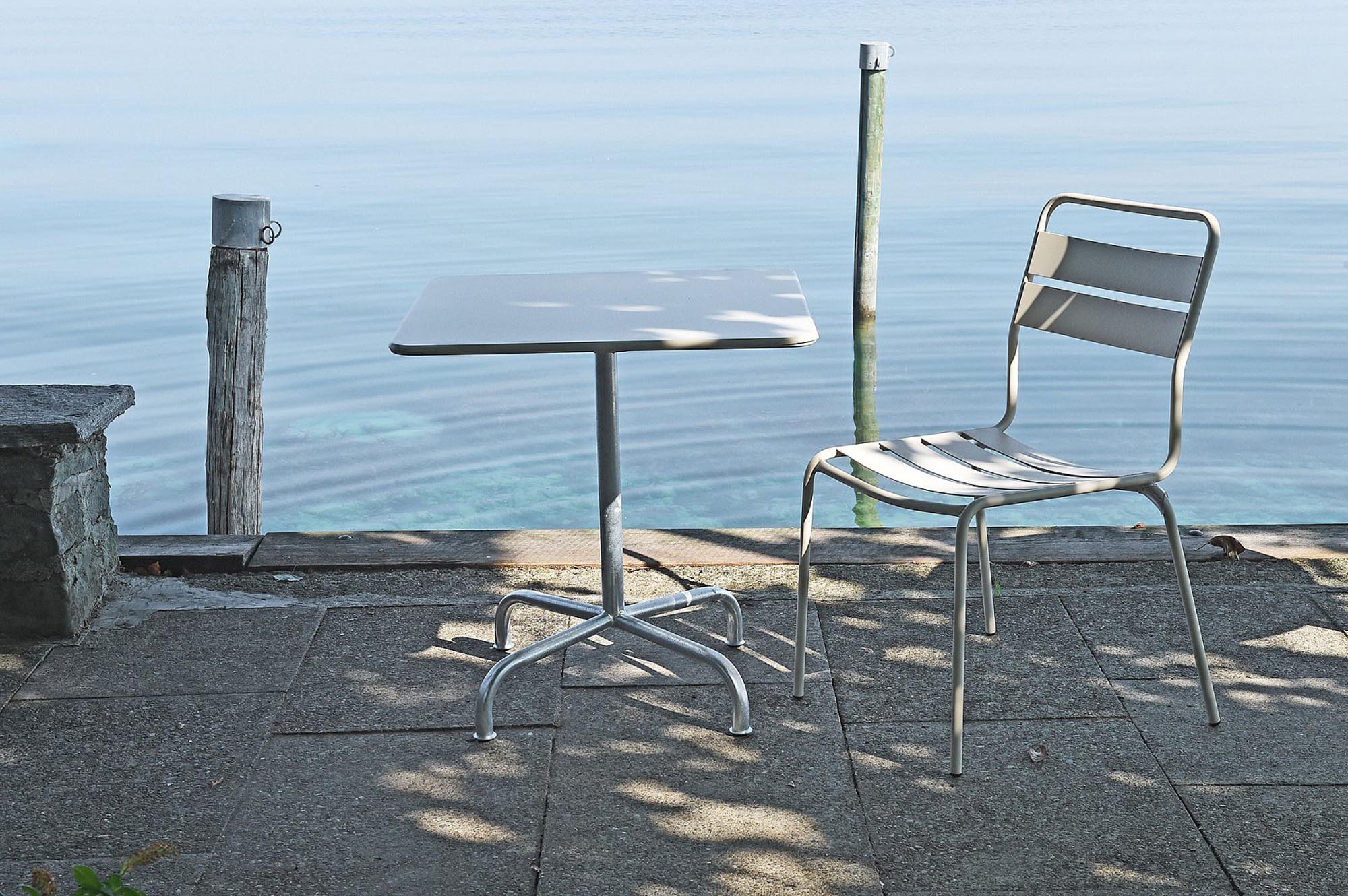 Rigi Metall-Gartentisch 70x70 klappbar in Alusilber präsentiert im Onlineshop von KAQTU Design AG. Gartentisch ist von Schaffner