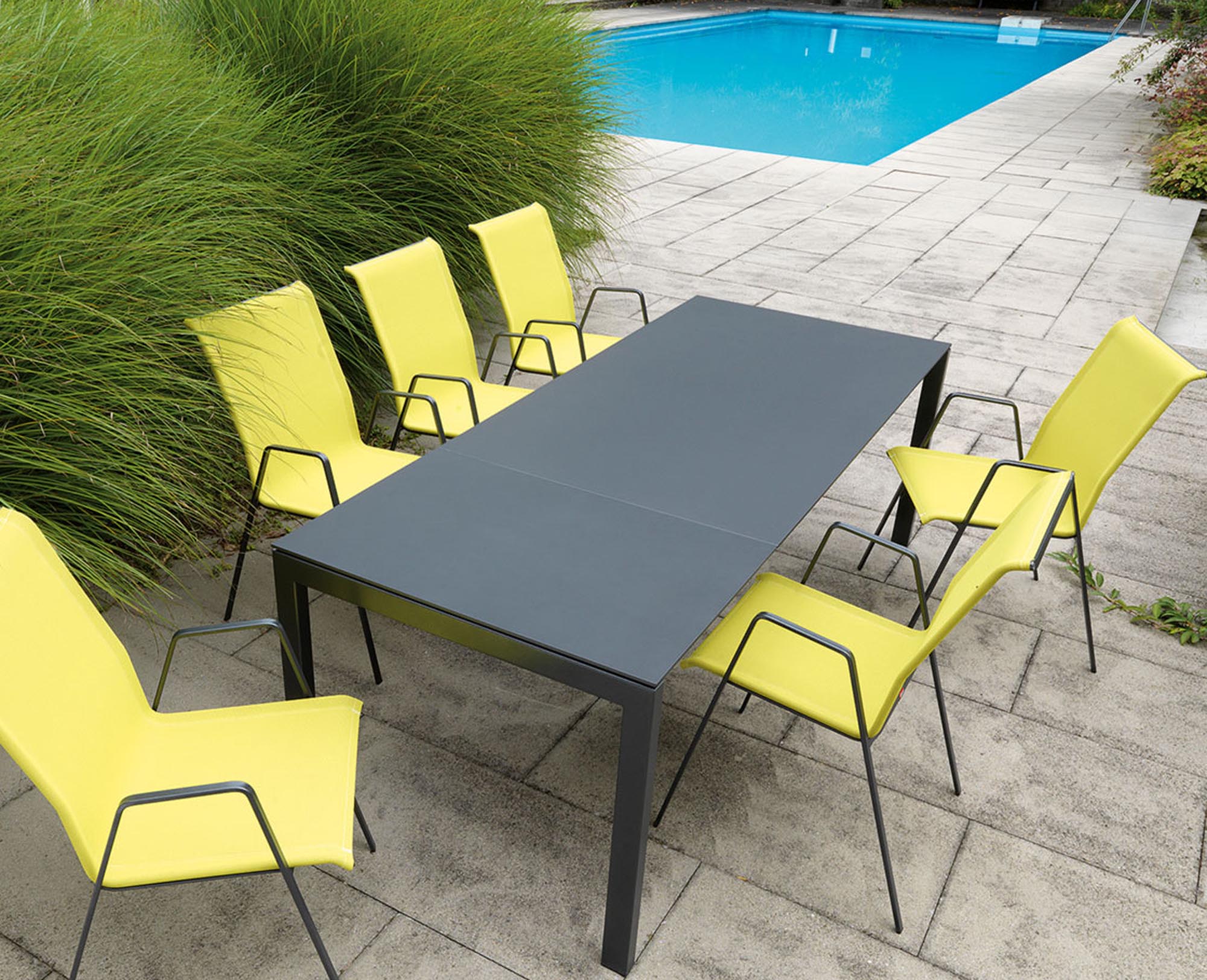 Entdecken Sie den stilvollen Fiberglastisch Luzern, ausziehbar von 220 auf 280 cm. Perfekt für gesellige Runden und wetterfest für den Außenbereich.