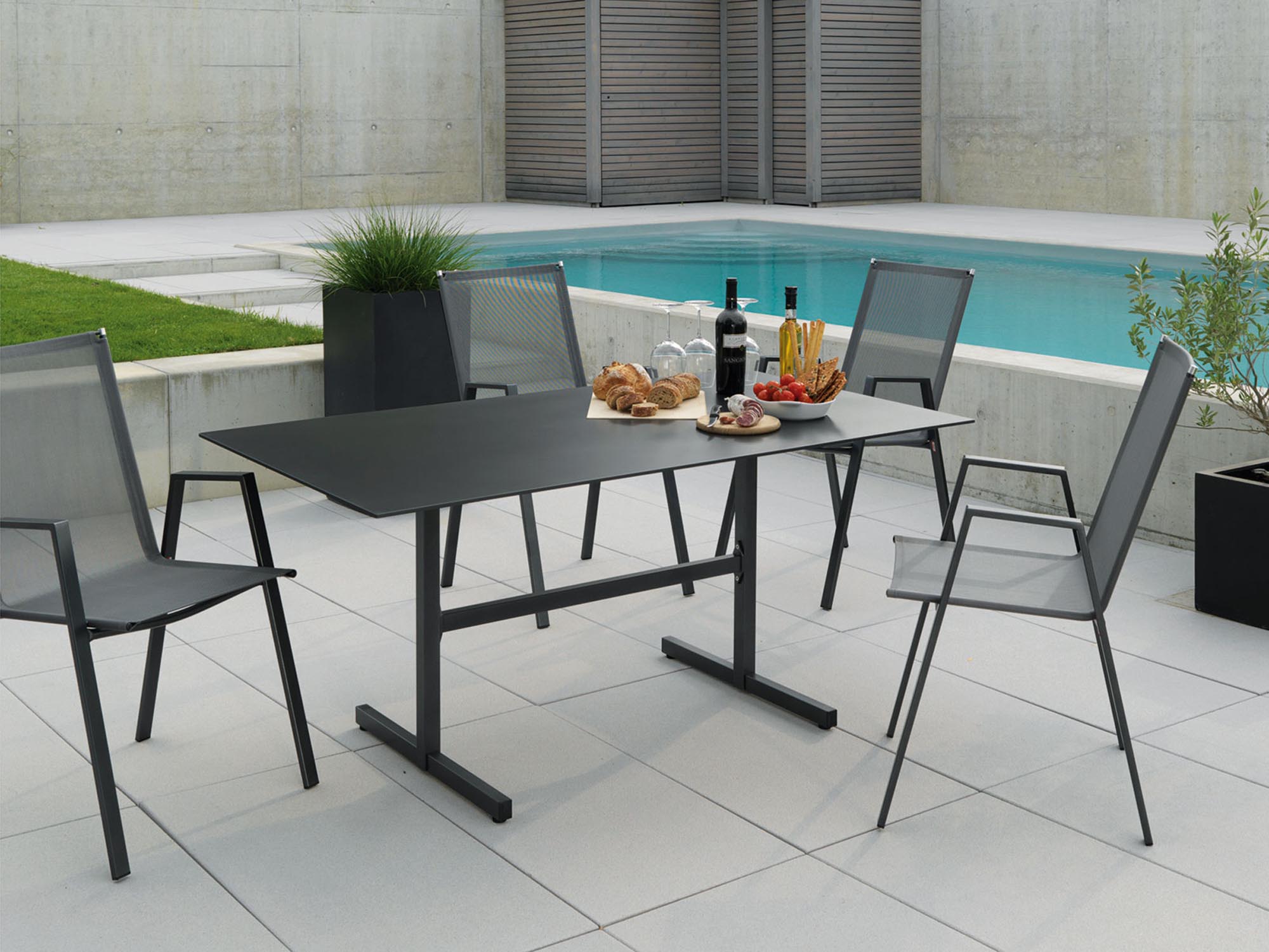 Luzern Glasfaser-Gartentisch Decor 160x90 klappbar in Graphit präsentiert im Onlineshop von KAQTU Design AG. Gartentisch ist von Schaffner