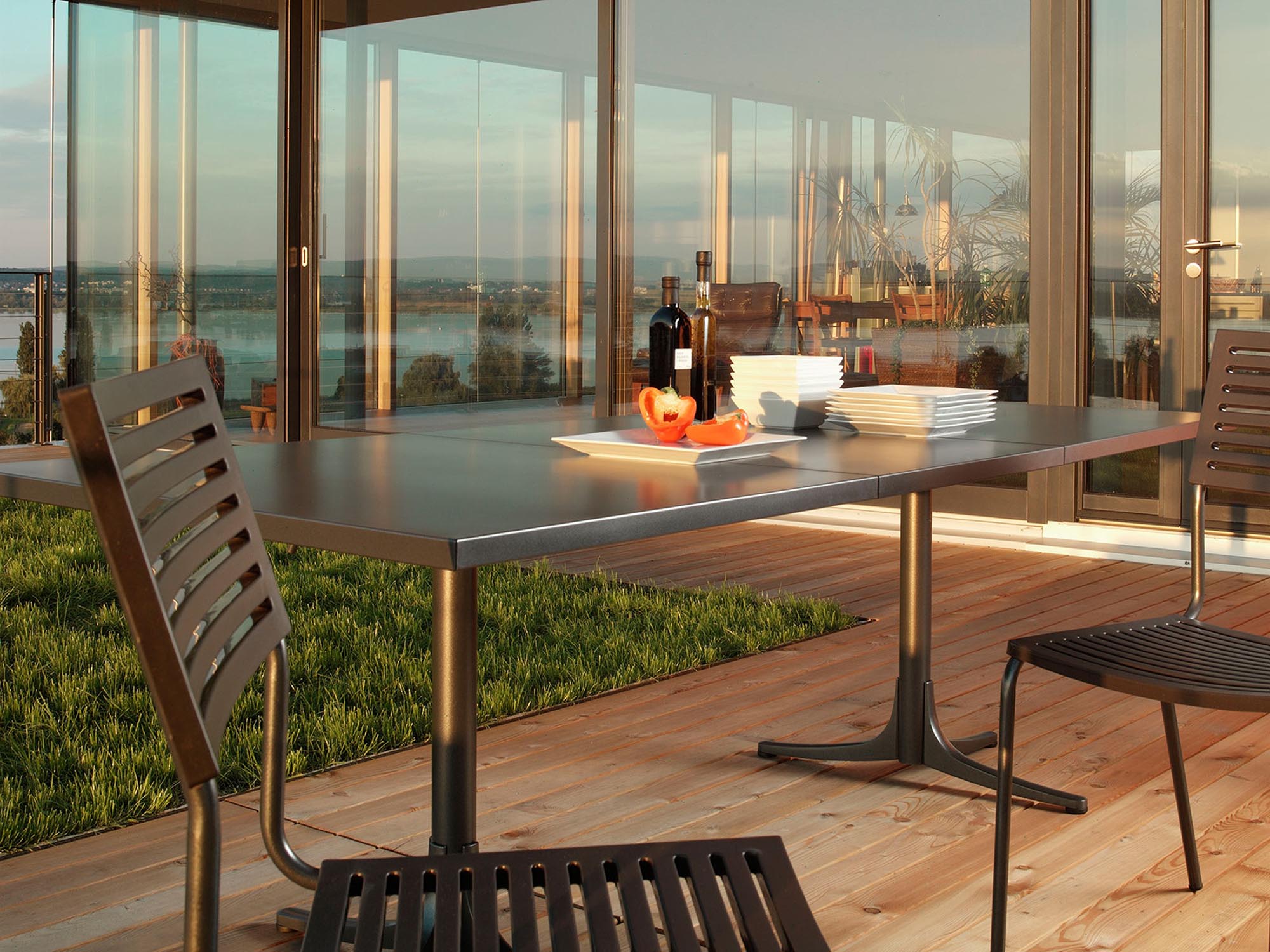 Metalltisch Arbon von Schaffner: Flexibel und stilvoll, ideal für jede Feier oder als Essplatz. Perfekt anpassbar für Ihre Bedürfnisse.