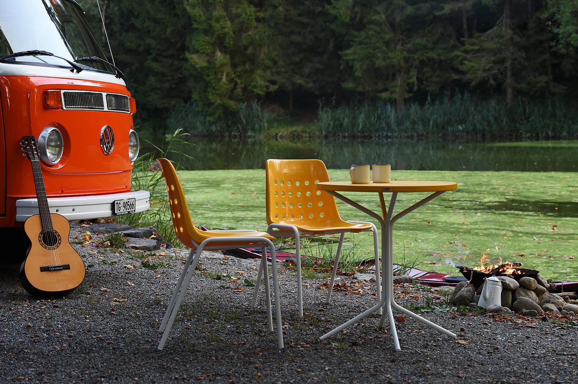PIX Metall-Gartentisch ø80 / 72 in Orange präsentiert im Onlineshop von KAQTU Design AG. Gartentisch ist von Schaffner