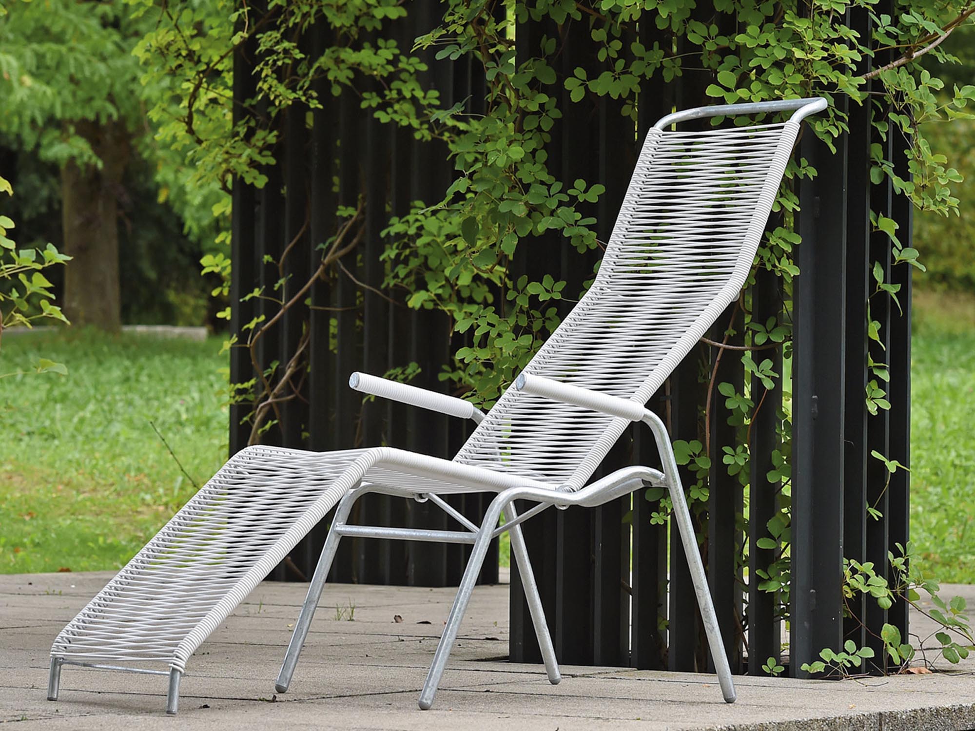 Säntis Spaghetti Liegestuhl in Weiss präsentiert im Onlineshop von KAQTU Design AG. Liegestuhl ist von Schaffner