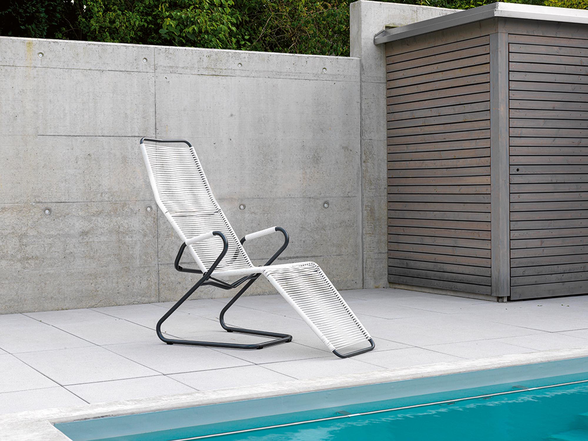 Der Locarno Spaghetti Liegestuhl von Schaffner vereint modernes Design und Komfort, ideal für entspannte Momente im Freien.