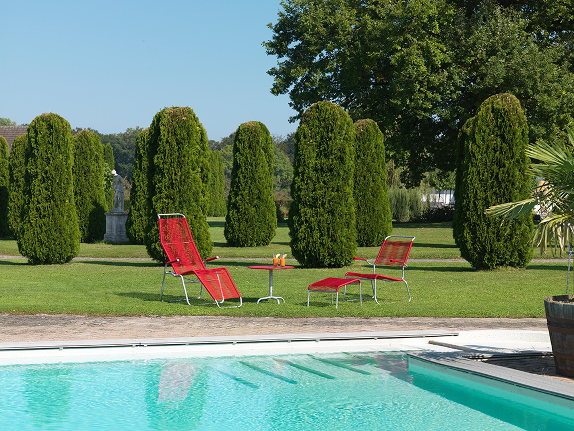 Elegante Liege Brissago Spaghetti in leuchtendem Rot, ideal für entspannte Stunden im Freien. Hochwertiger Liegestuhl von Schaffner.